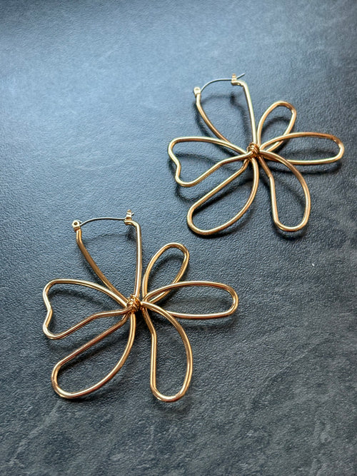 Boucles d’Oreilles Fleurs Dorées – Élégance Fine et Raffinée