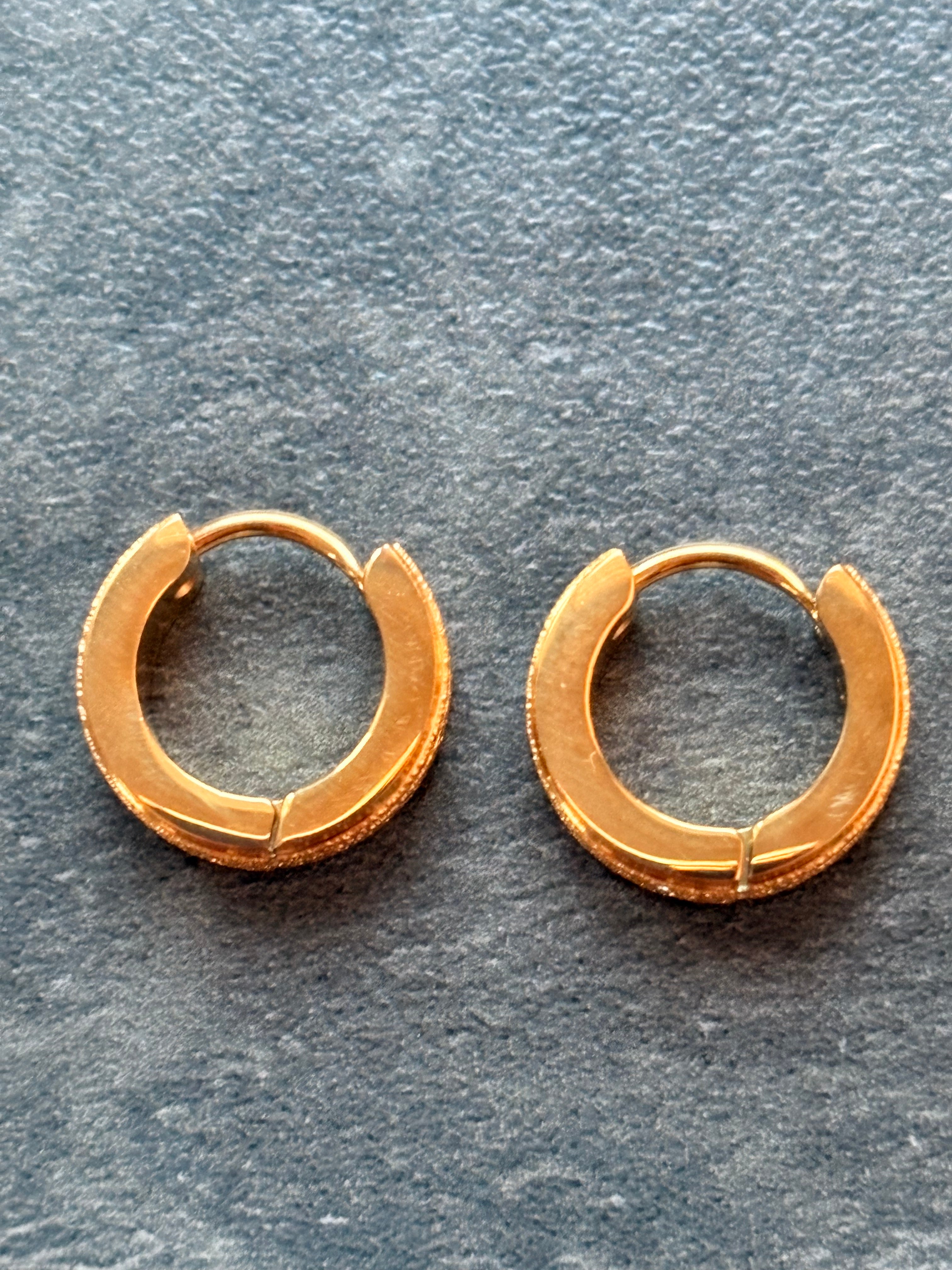 Puces d’Oreilles Dorées – Élégance Minimaliste