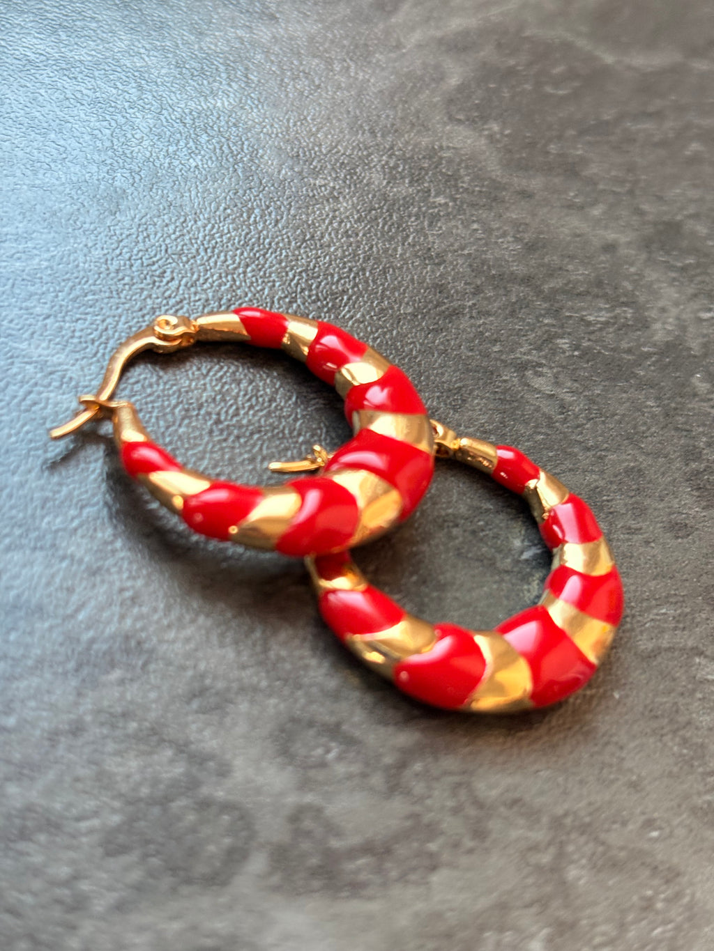 Petites Créoles Rouge et Doré – Chic et Élégantes