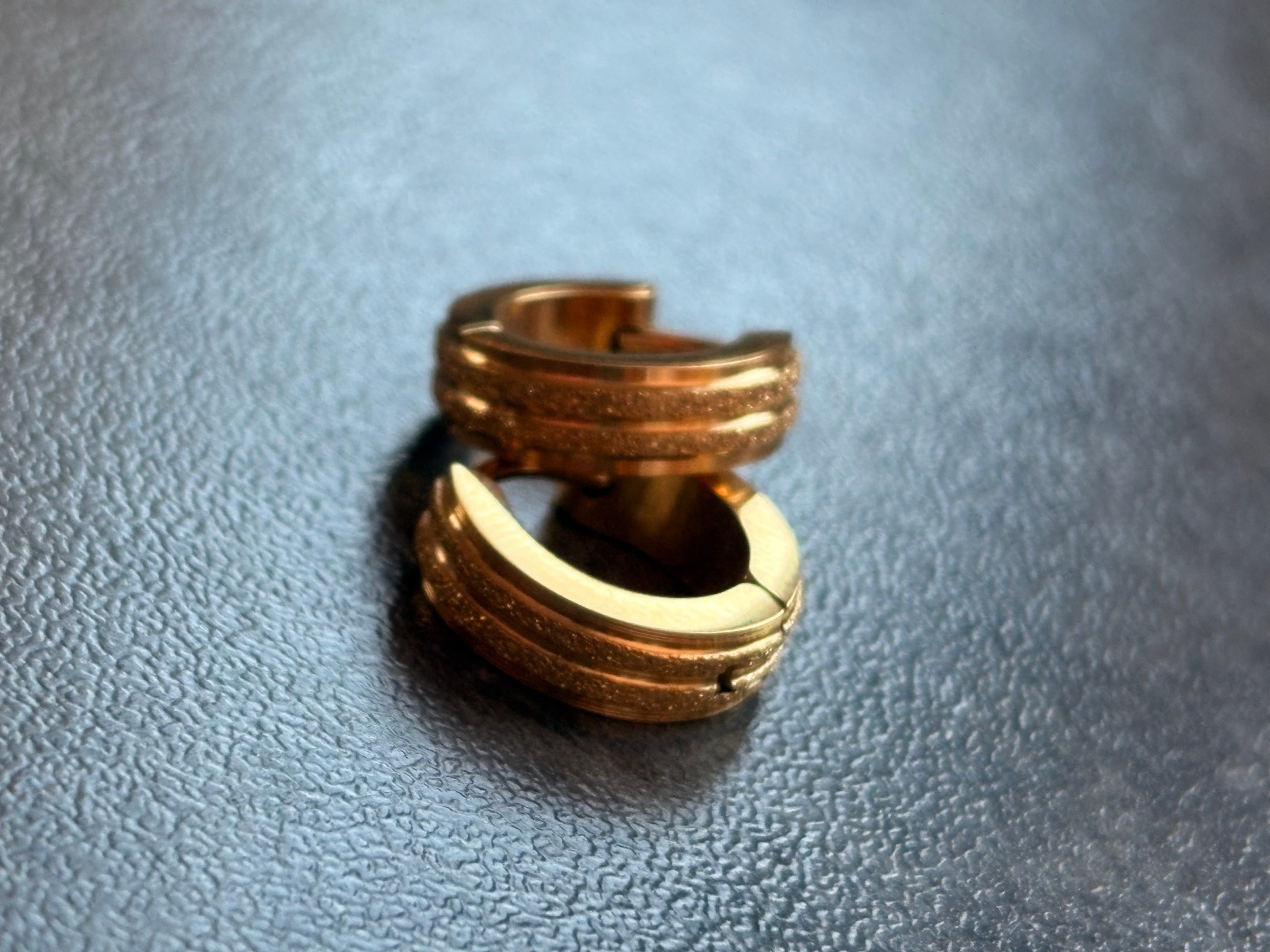 Puces d’Oreilles Dorées – Élégance Minimaliste