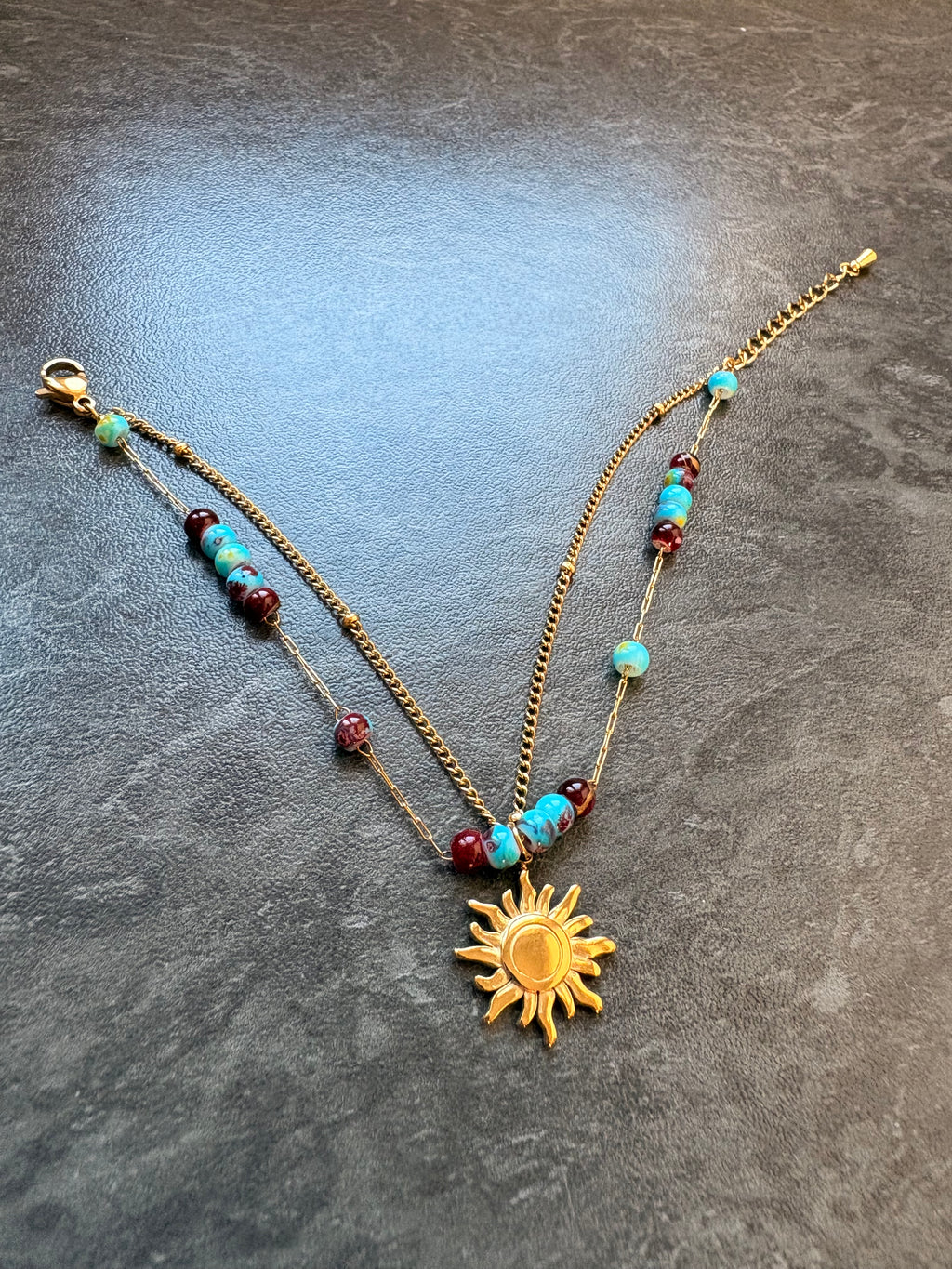 Bracelet Double Chaîne Doré avec Perles et Pendentif Soleil – Élégance Bohème