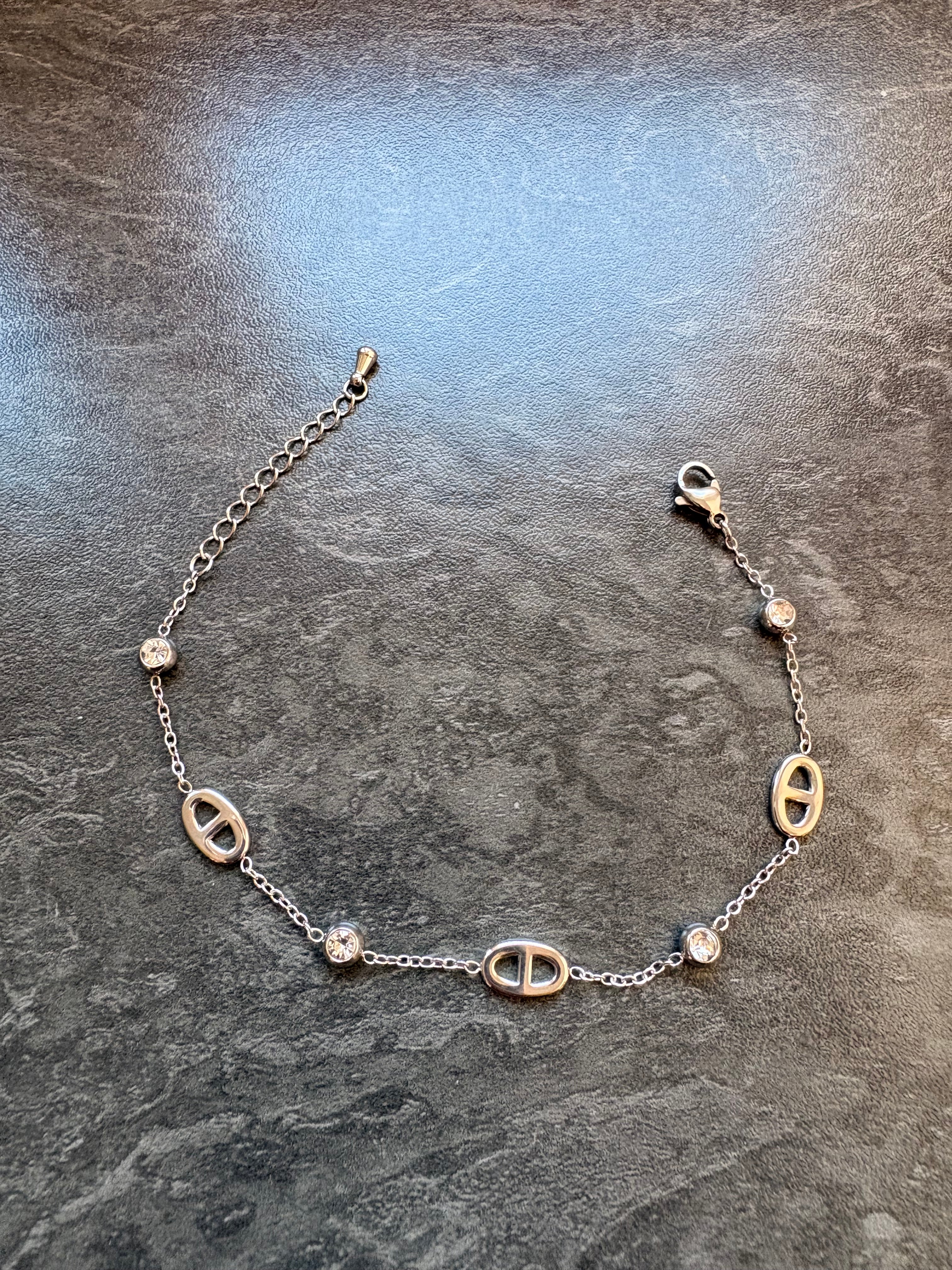 Bracelet Argenté Fin avec Strass – Élégance Minimaliste