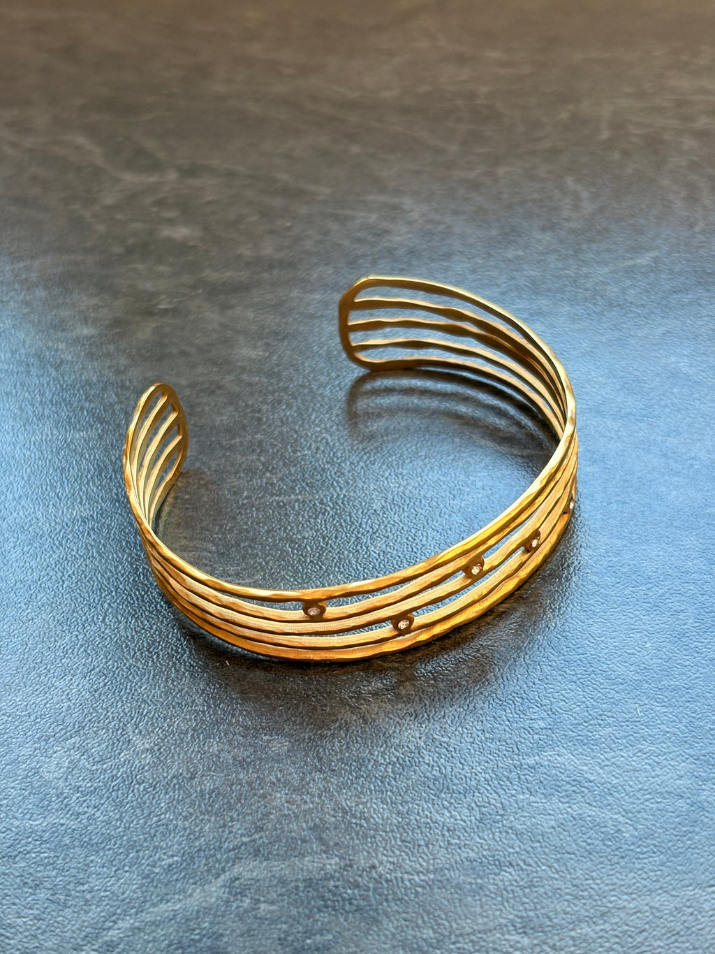 Bracelet Jonc Doré Multi-Rangs à Strass – Acier Inoxydable