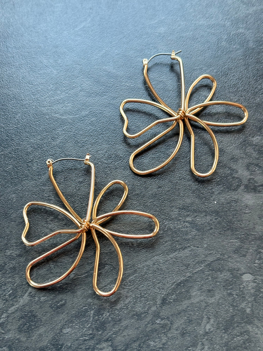 Boucles d’Oreilles Fleurs Dorées – Élégance Fine et Raffinée