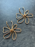 Boucles d’Oreilles Fleurs Dorées – Élégance Fine et Raffinée