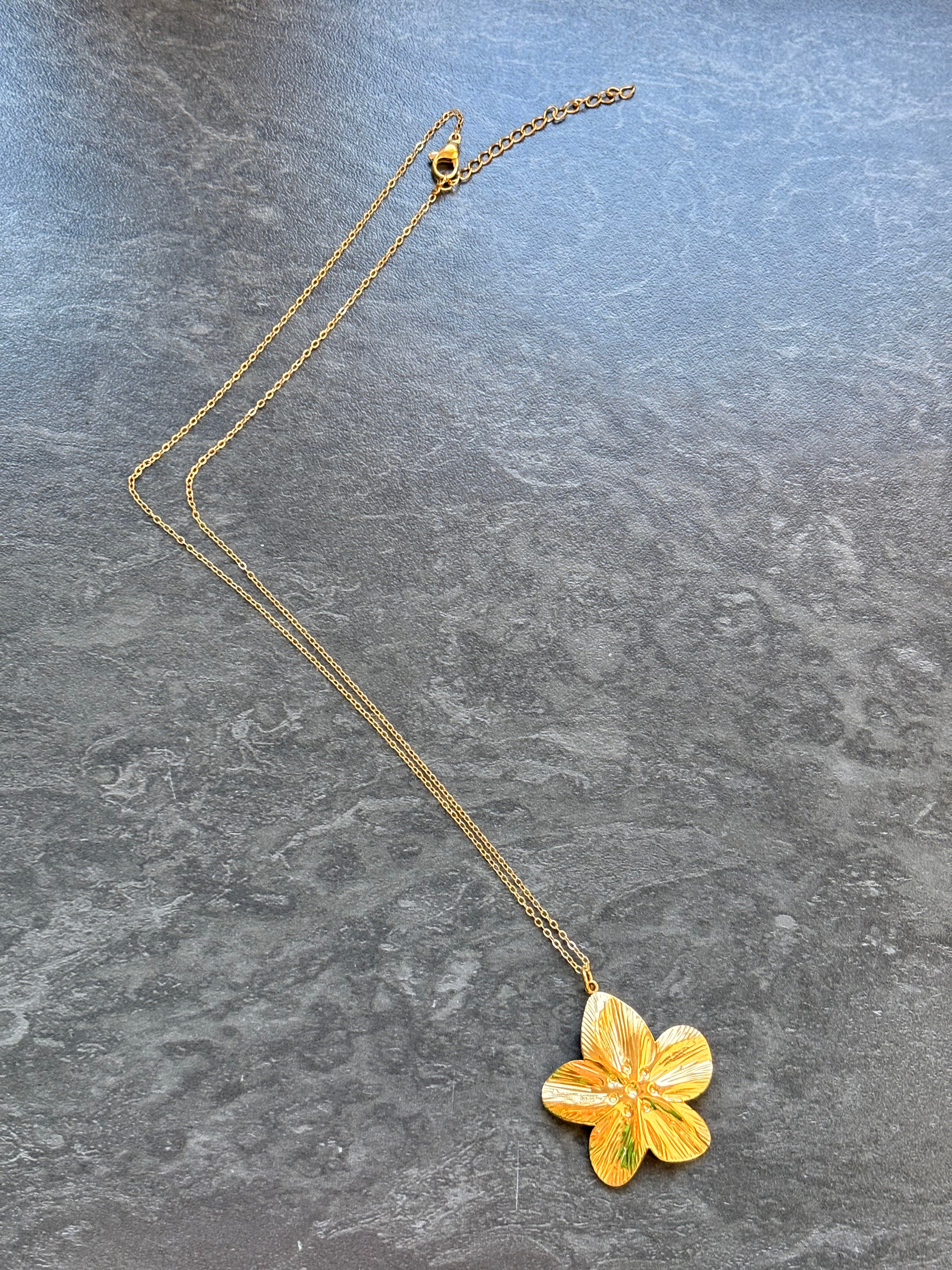 Sautoir Doré Fleur en Acier Inoxydable