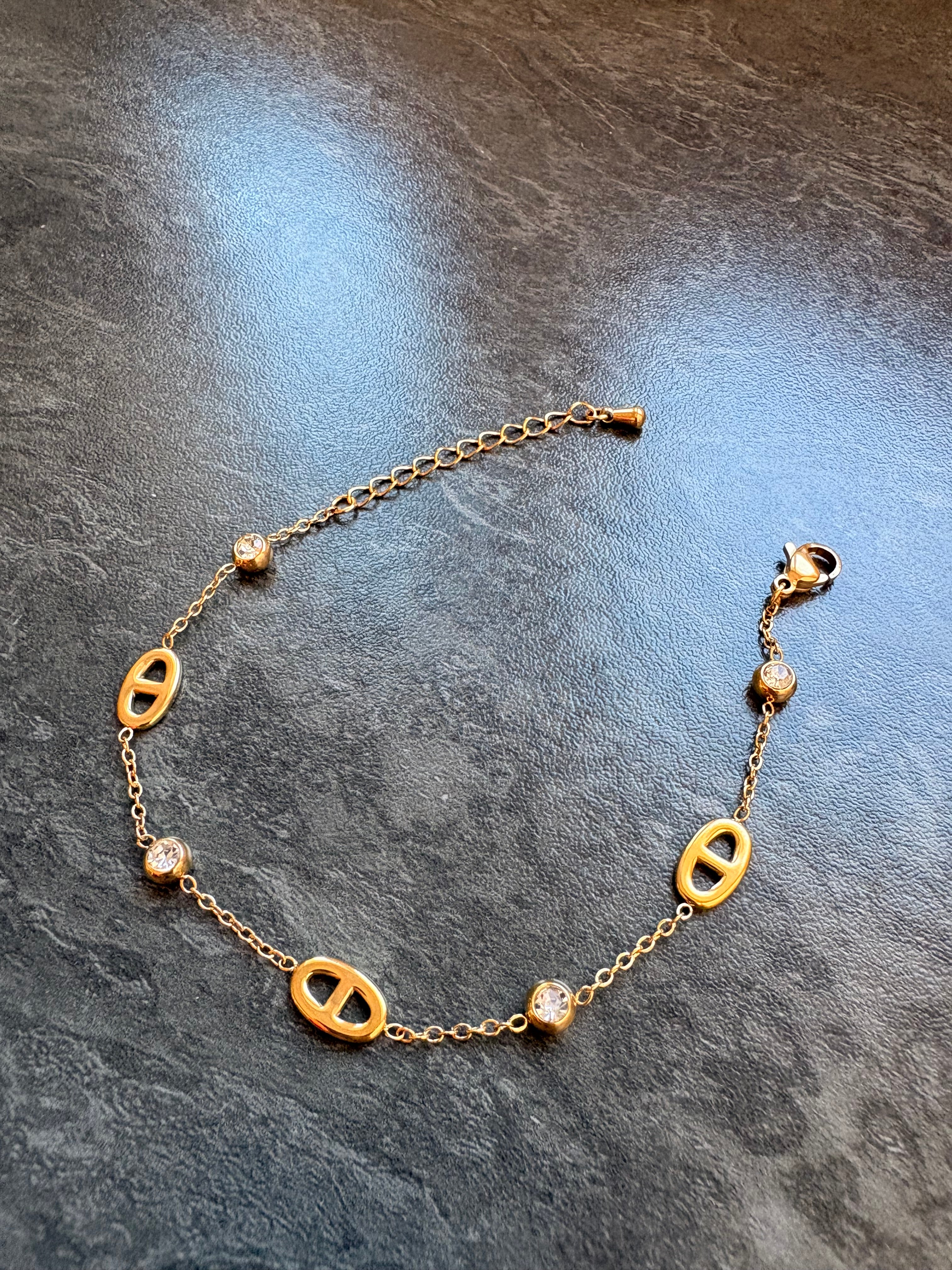 Bracelet Doré Fin avec Strass – Élégance Minimaliste