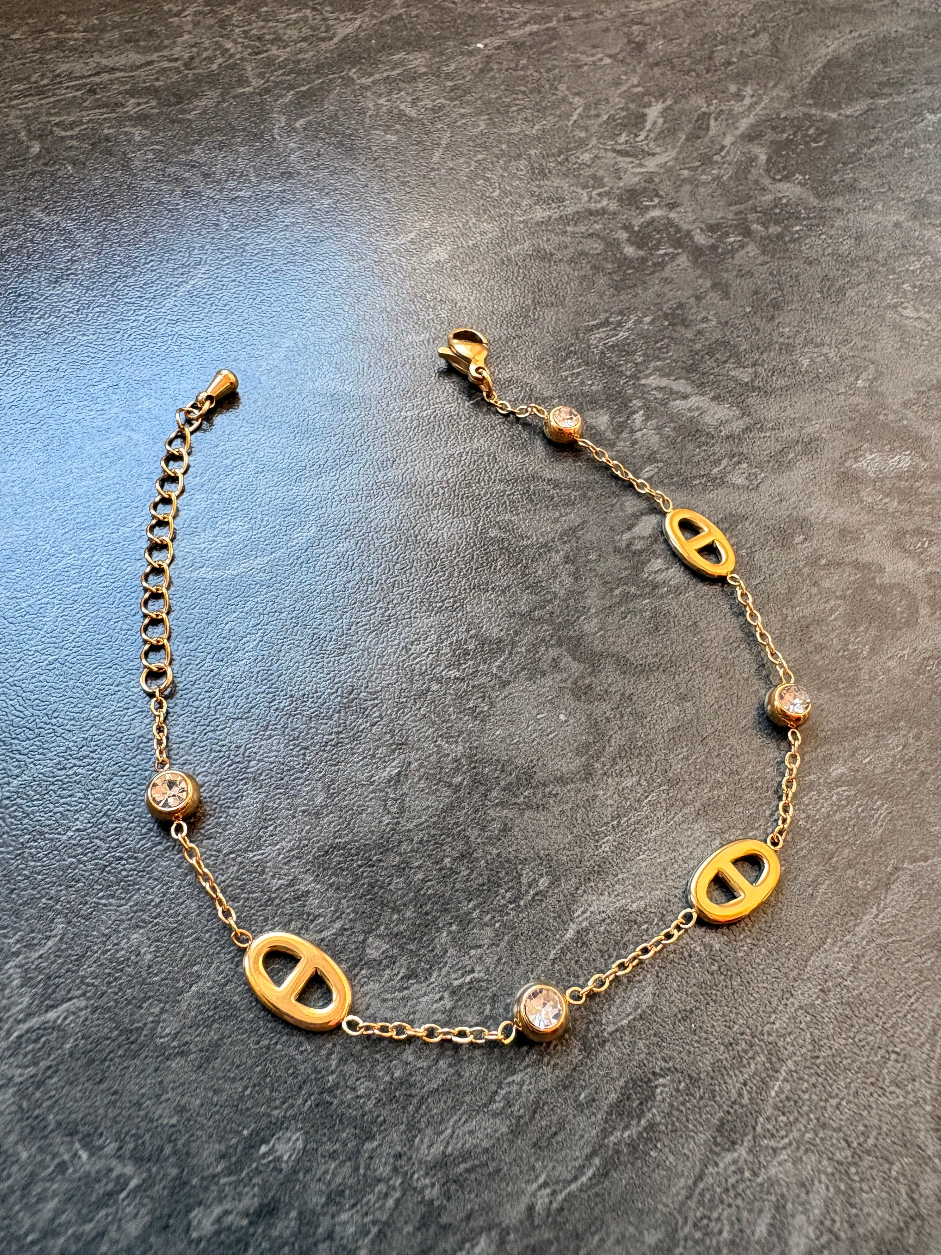 Bracelet Doré Fin avec Strass – Élégance Minimaliste