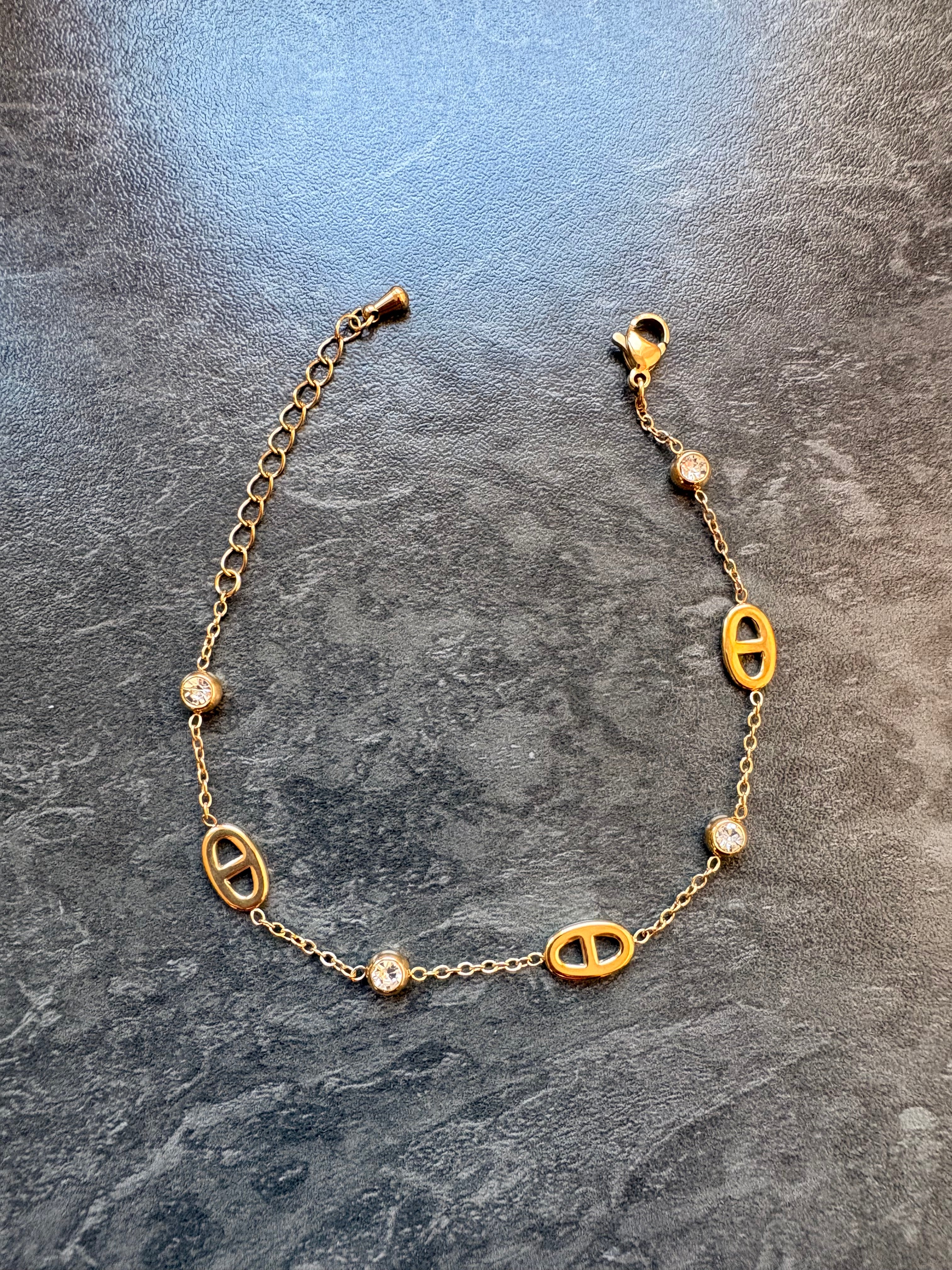 Bracelet Doré Fin avec Strass – Élégance Minimaliste