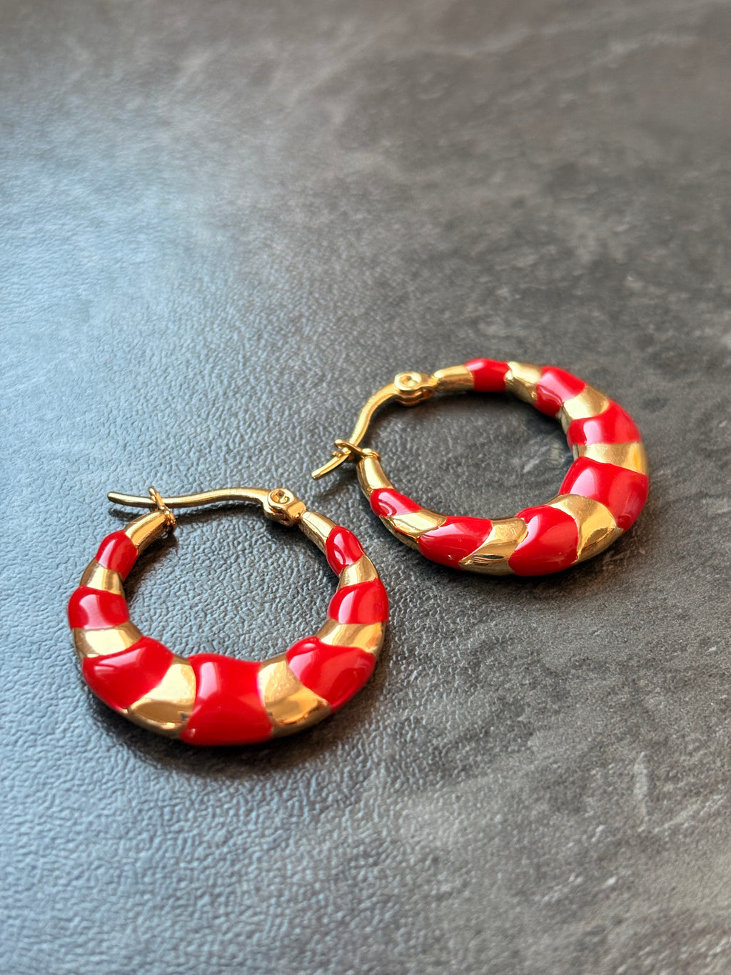Petites Créoles Rouge et Doré – Chic et Élégantes