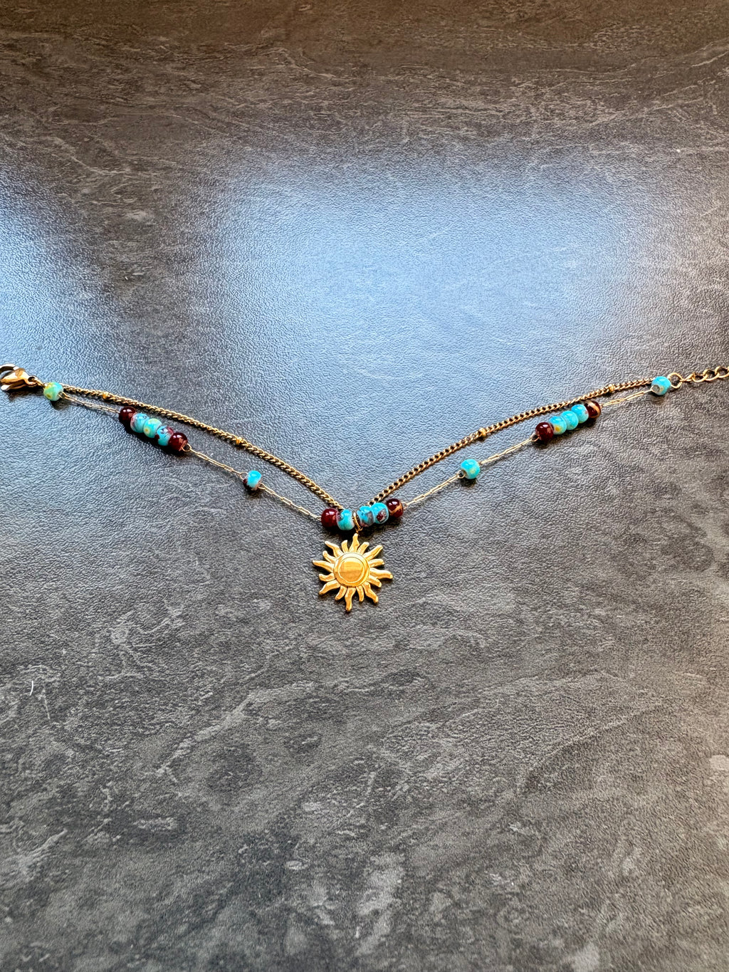 Bracelet Double Chaîne Doré avec Perles et Pendentif Soleil – Élégance Bohème