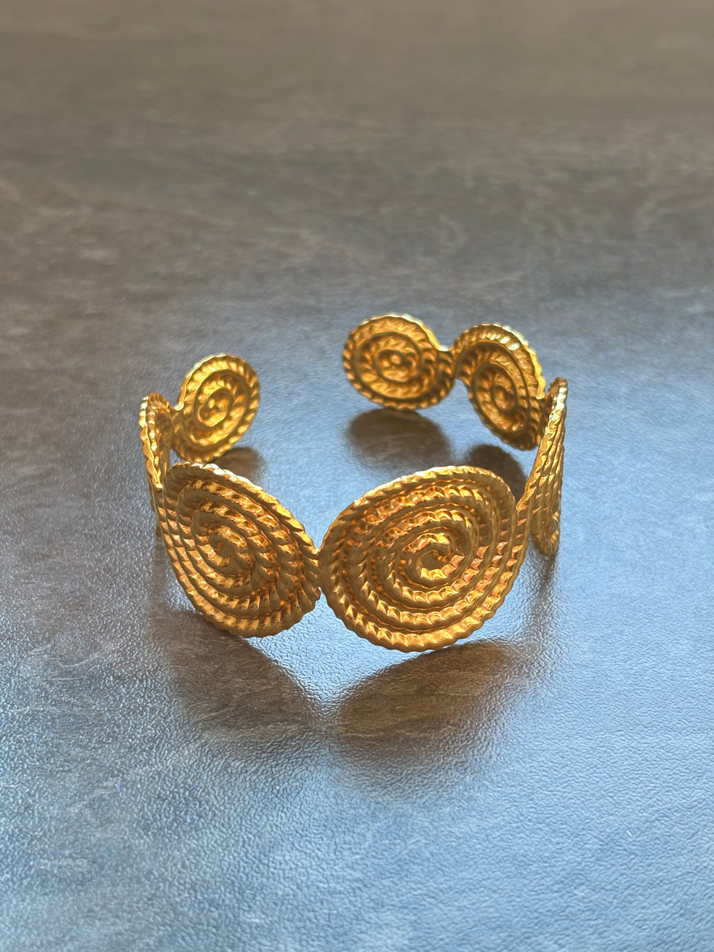Bracelet Jonc Doré Motif Spirale – Acier Inoxydable