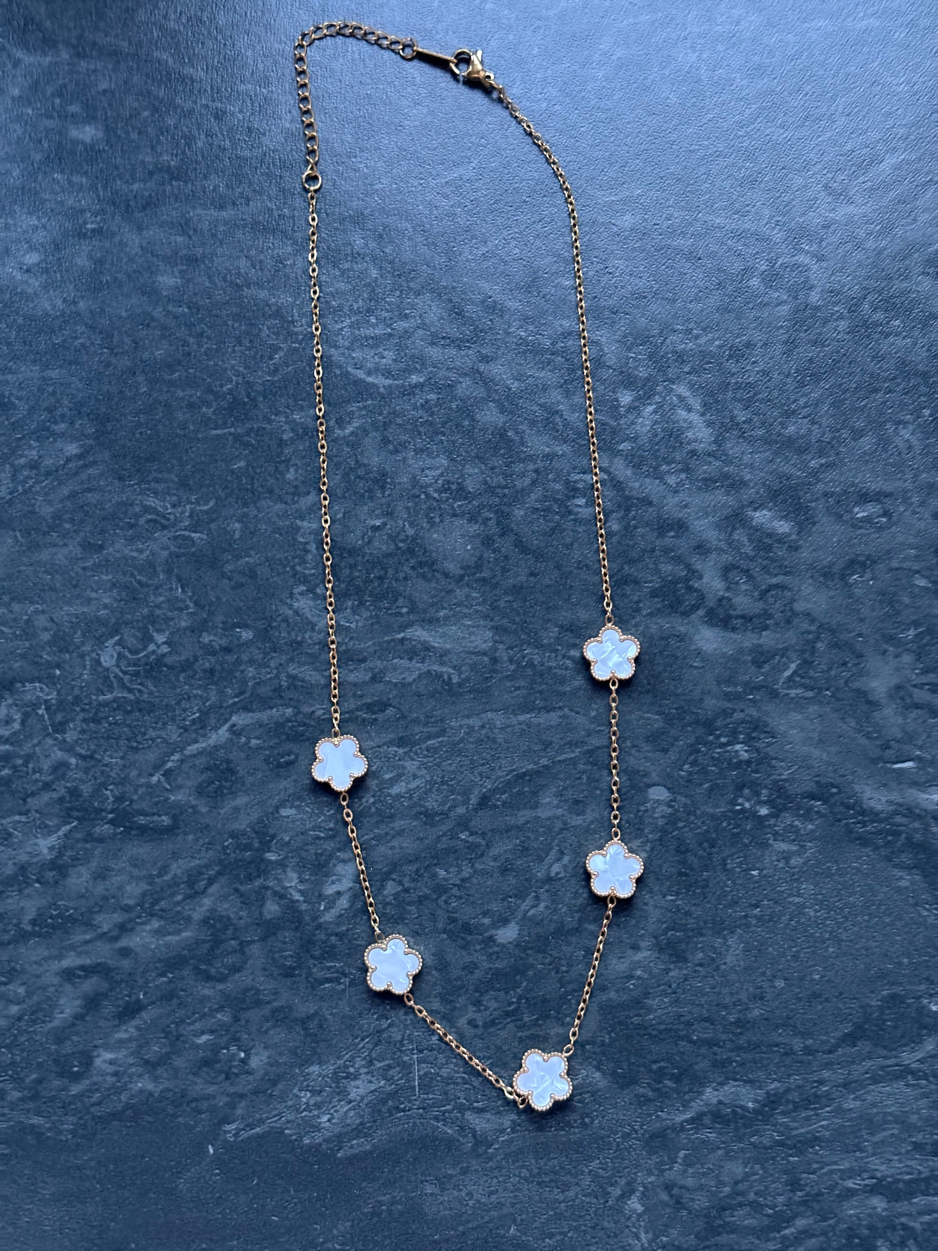 Collier Fleurs Élégance – Acier Inoxydable