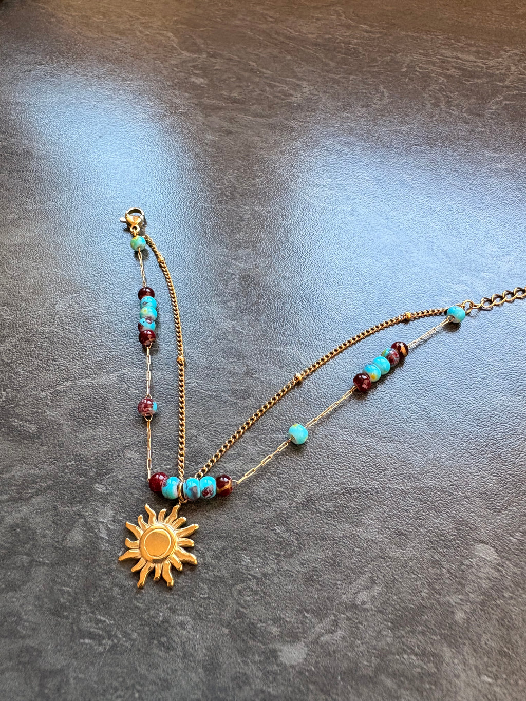 Bracelet Double Chaîne Doré avec Perles et Pendentif Soleil – Élégance Bohème