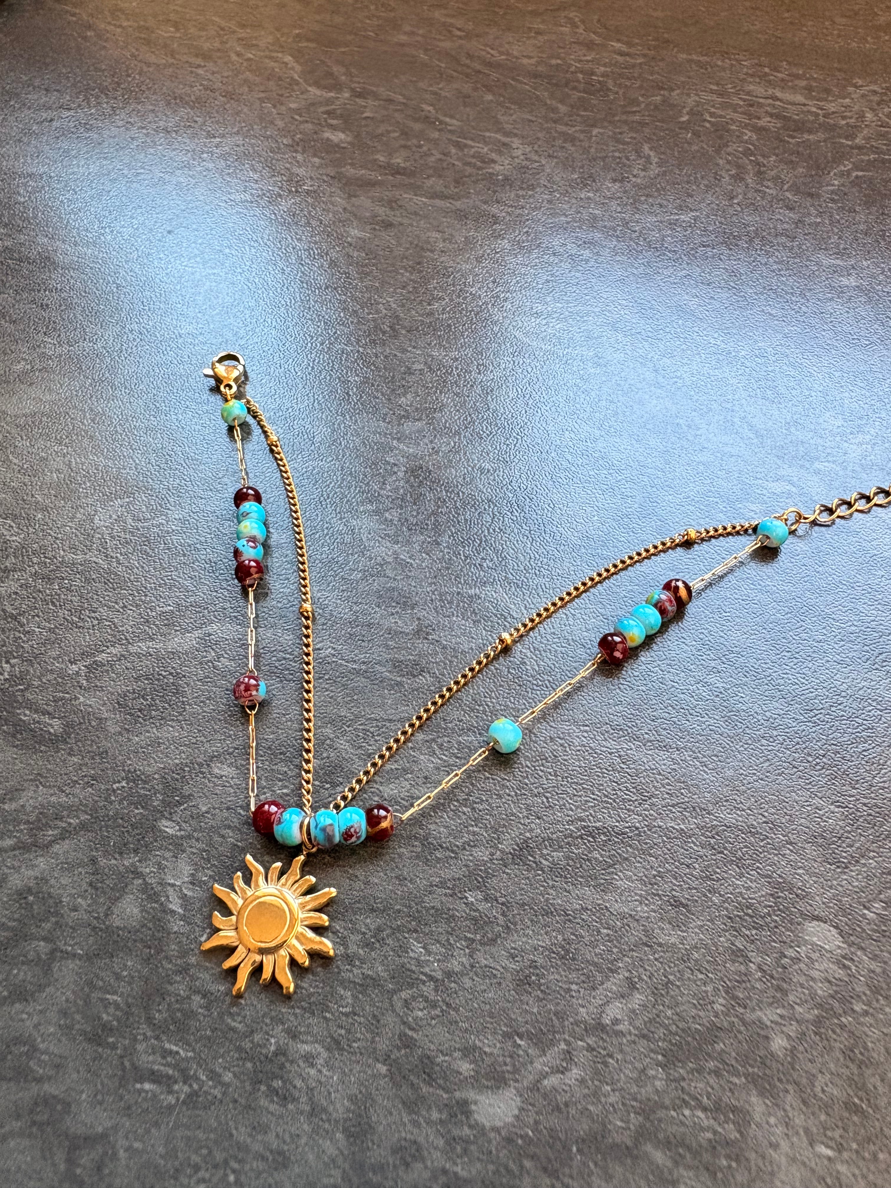 Bracelet Double Chaîne Doré avec Perles et Pendentif Soleil – Élégance Bohème