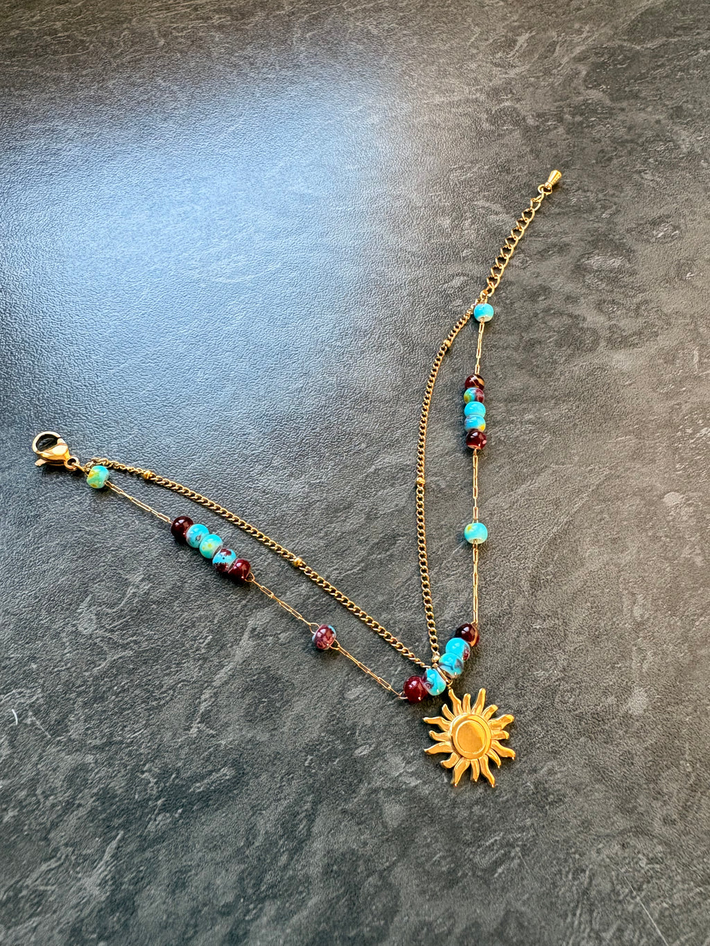 Bracelet Double Chaîne Doré avec Perles et Pendentif Soleil – Élégance Bohème