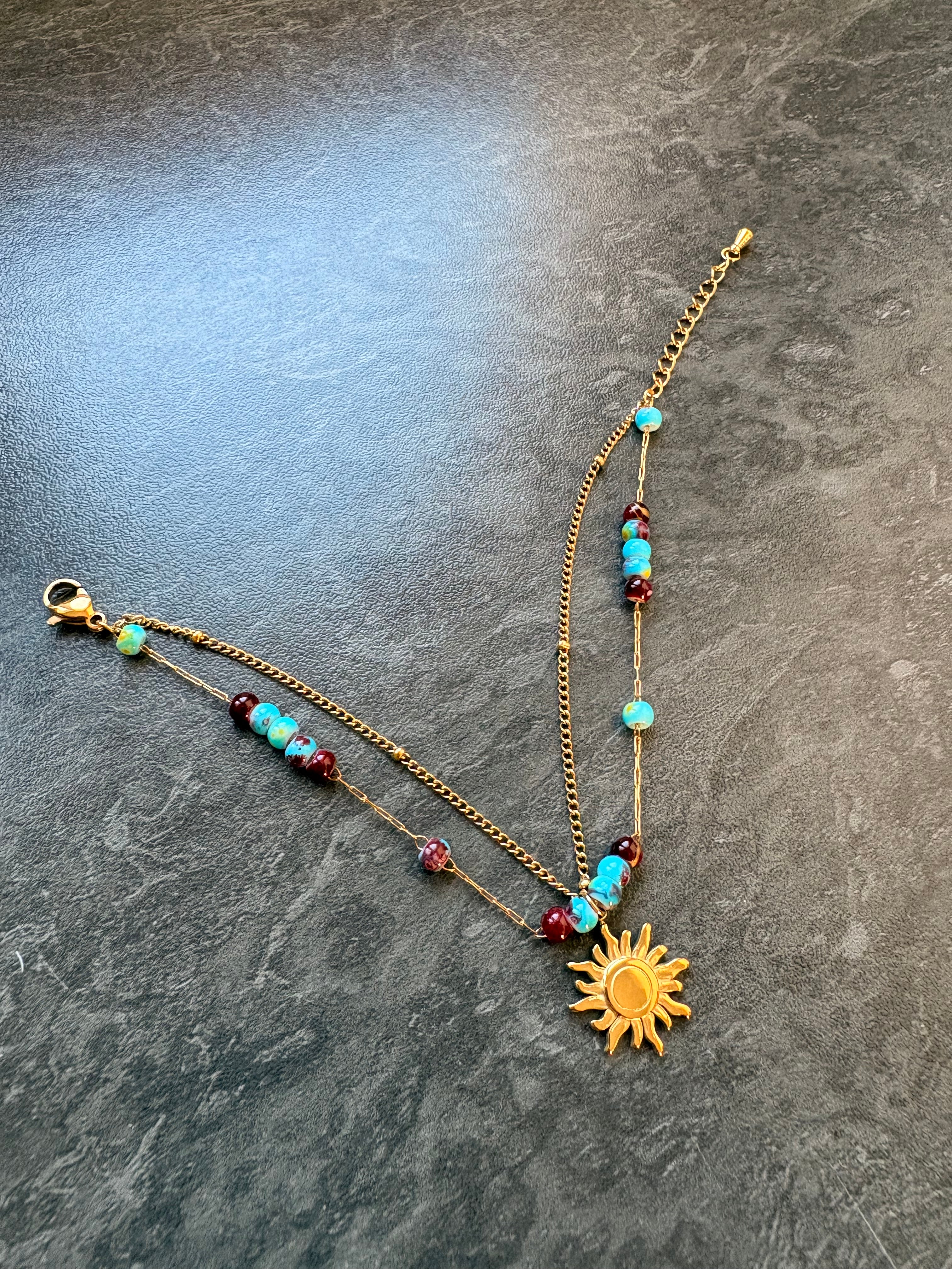 Bracelet Double Chaîne Doré avec Perles et Pendentif Soleil – Élégance Bohème