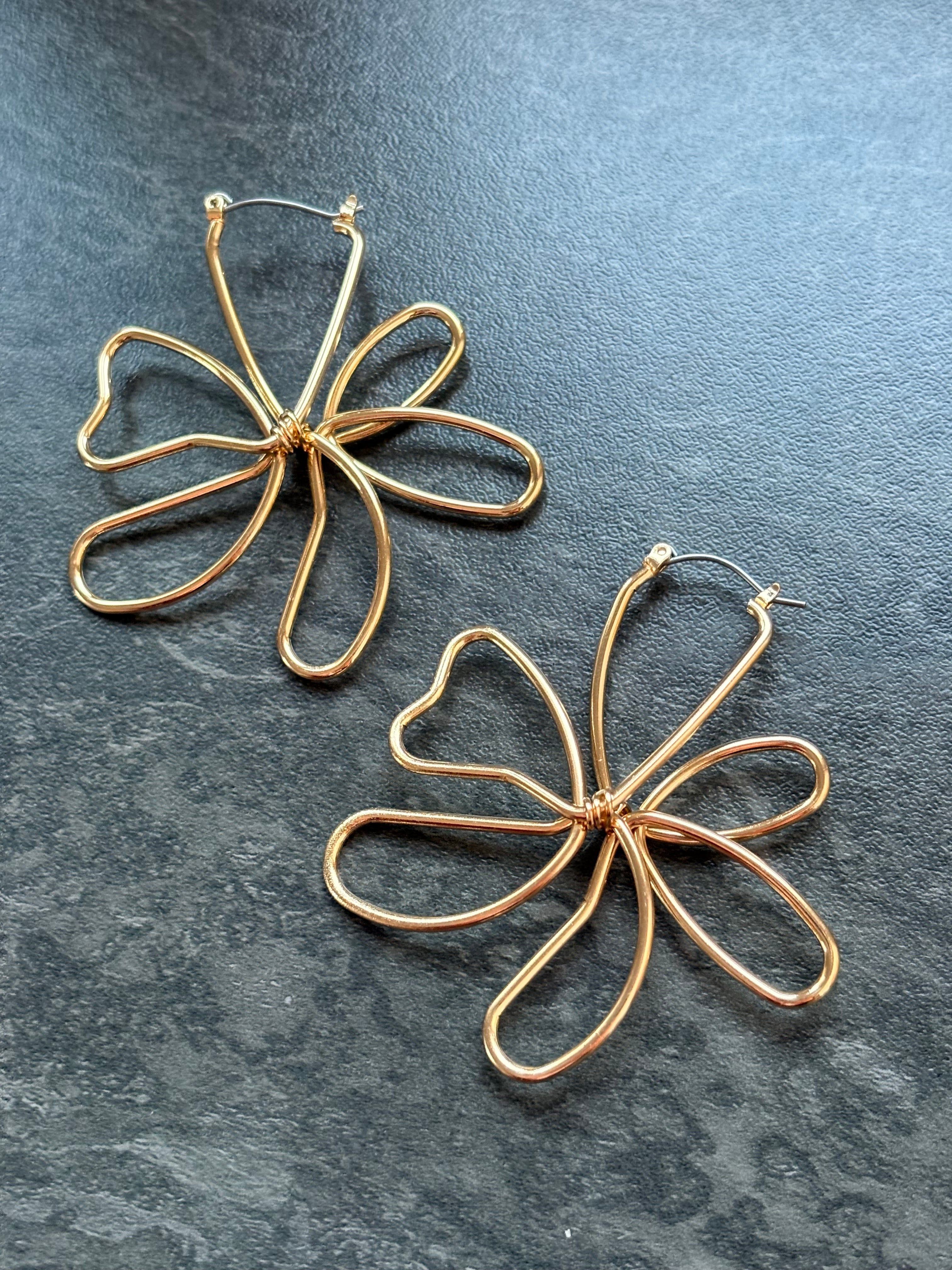 Boucles d’Oreilles Fleurs Dorées – Élégance Fine et Raffinée