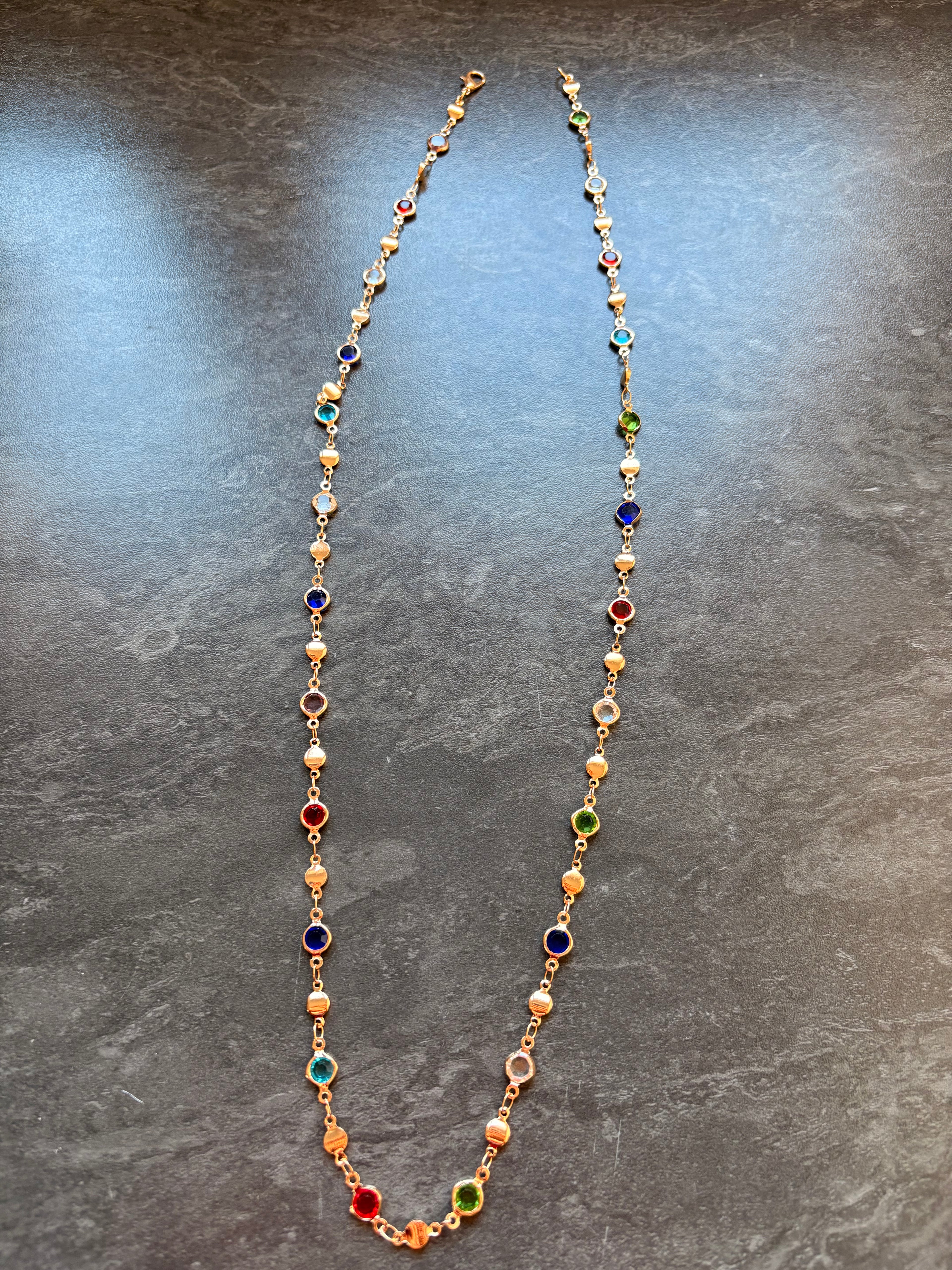 Sautoir Doré avec Perles Multicolores – Style Élégant et Coloré