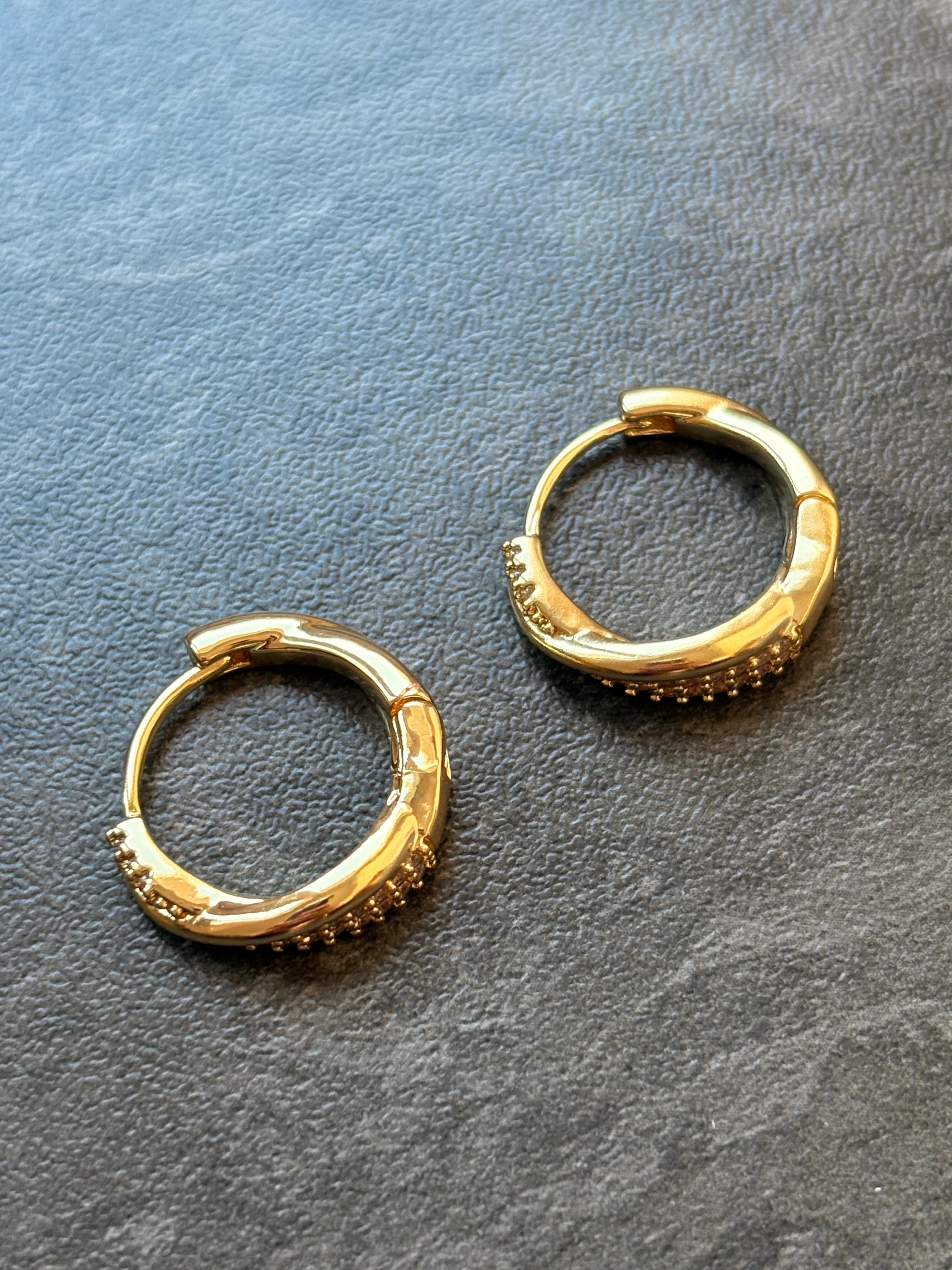 Puces d’Oreilles Dorées – Élégance Minimaliste