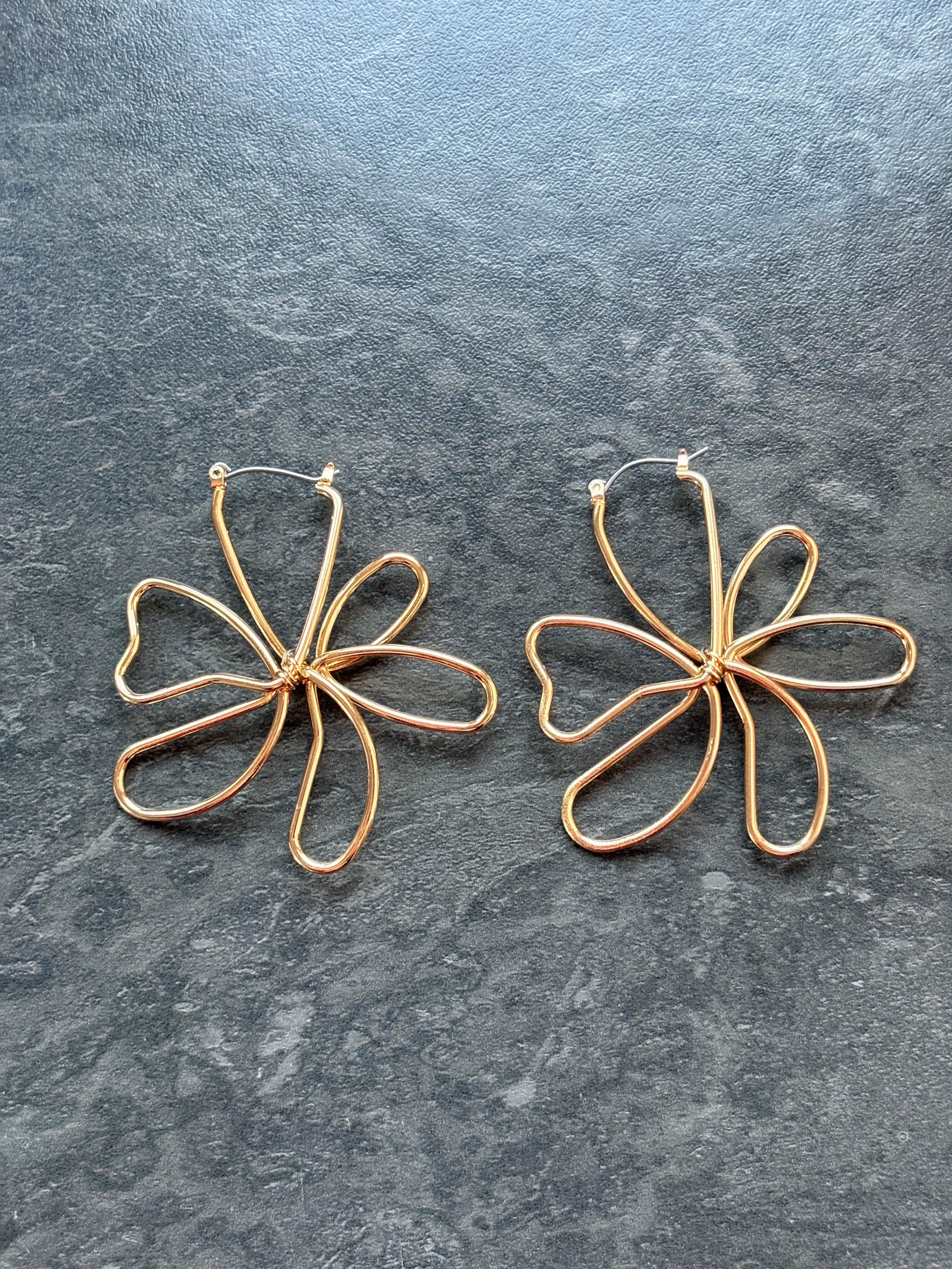 Boucles d’Oreilles Fleurs Dorées – Élégance Fine et Raffinée