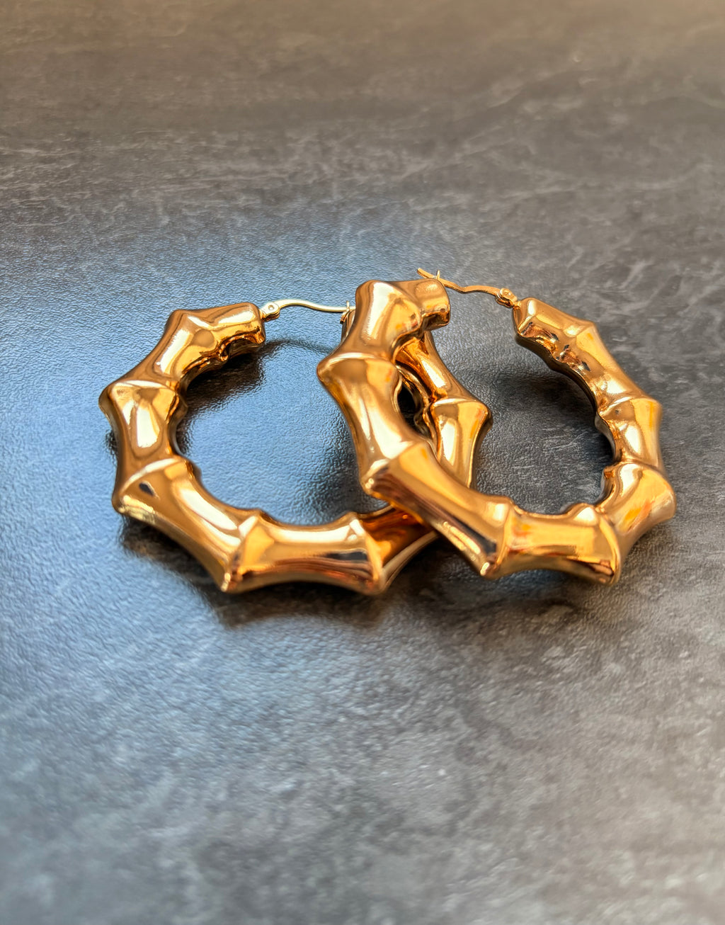 Créoles Dorées Sculptées – Look Élégant