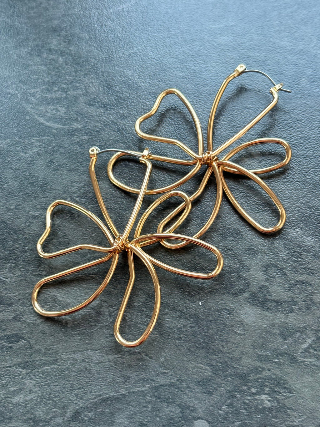 Boucles d’Oreilles Fleurs Dorées – Élégance Fine et Raffinée