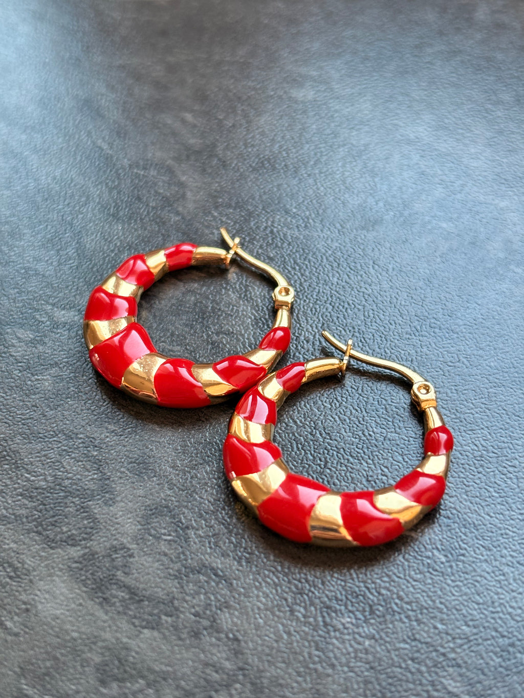 Petites Créoles Rouge et Doré – Chic et Élégantes