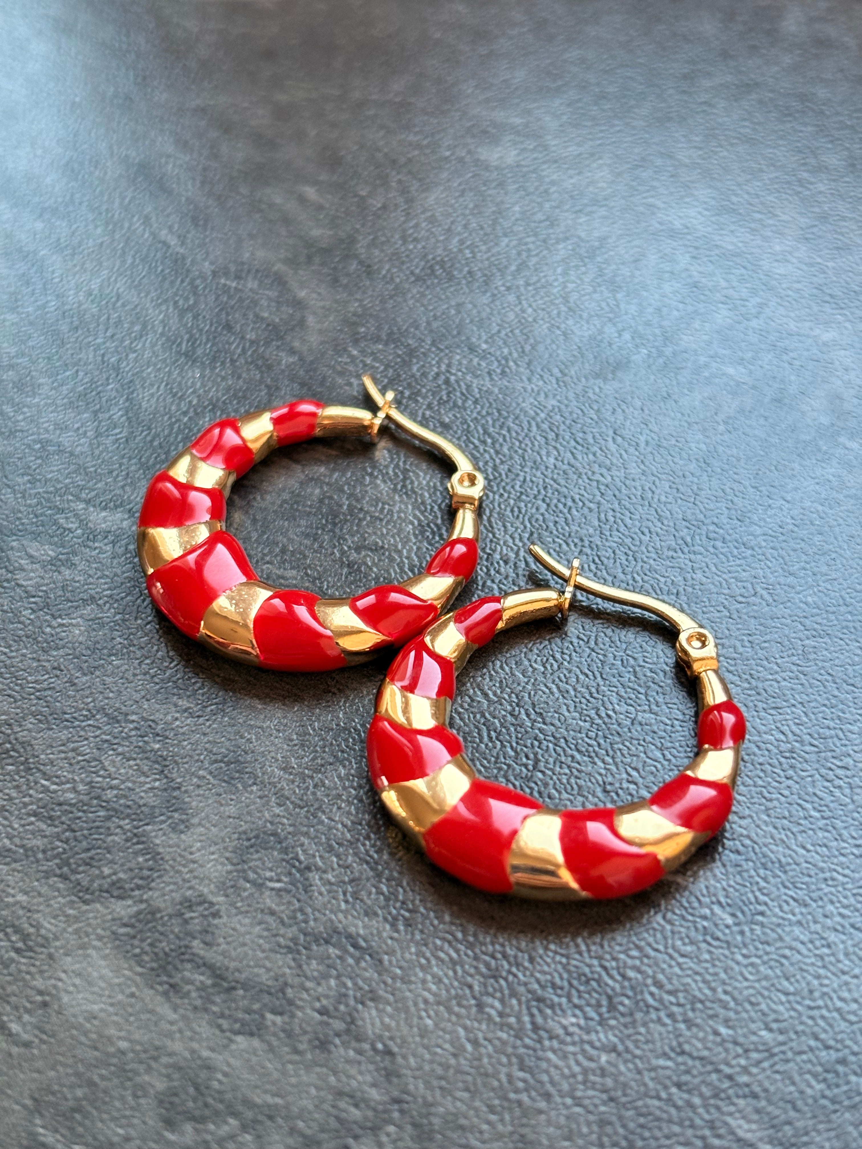Petites Créoles Rouge et Doré – Chic et Élégantes