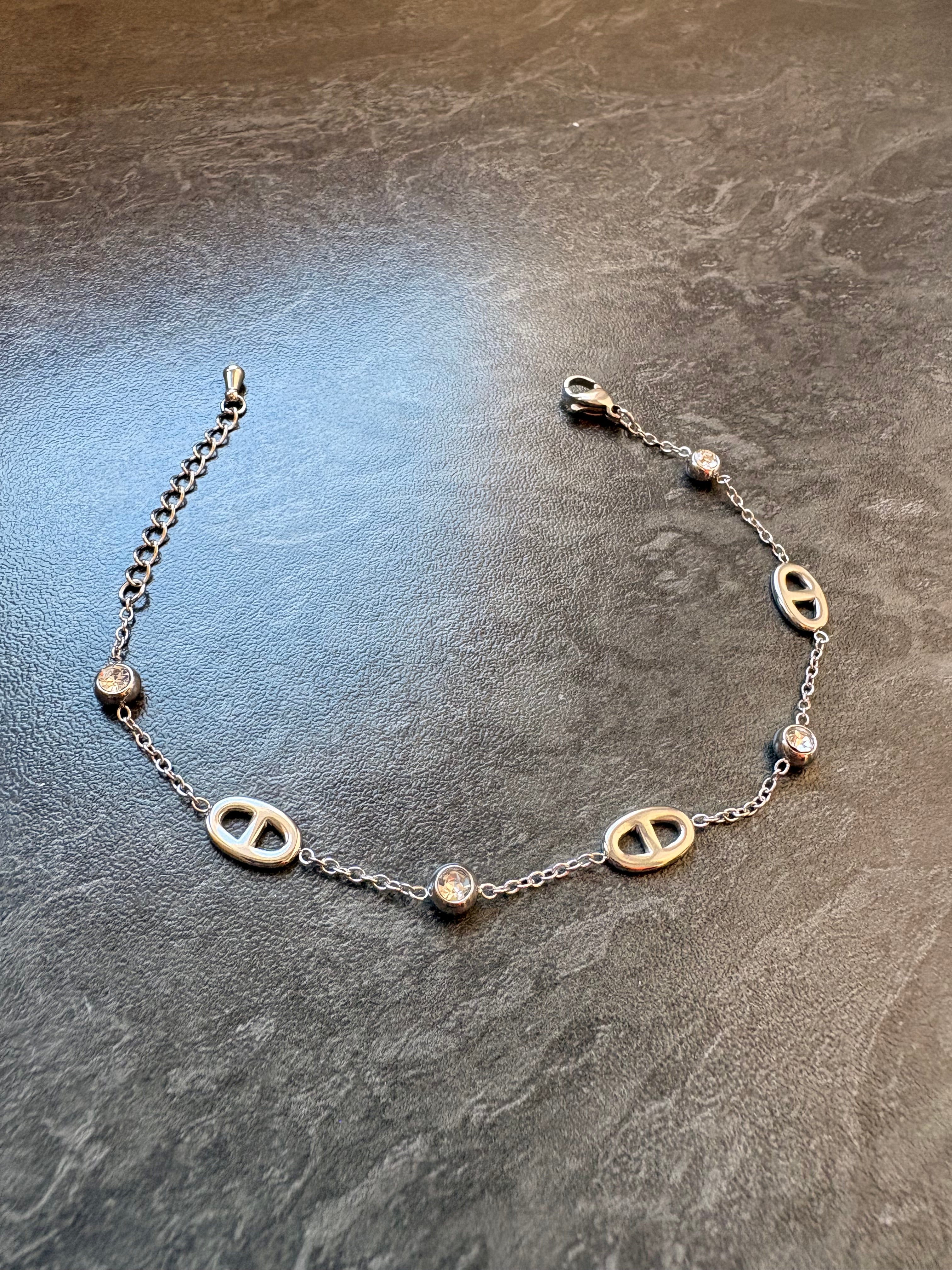 Bracelet Argenté Fin avec Strass – Élégance Minimaliste