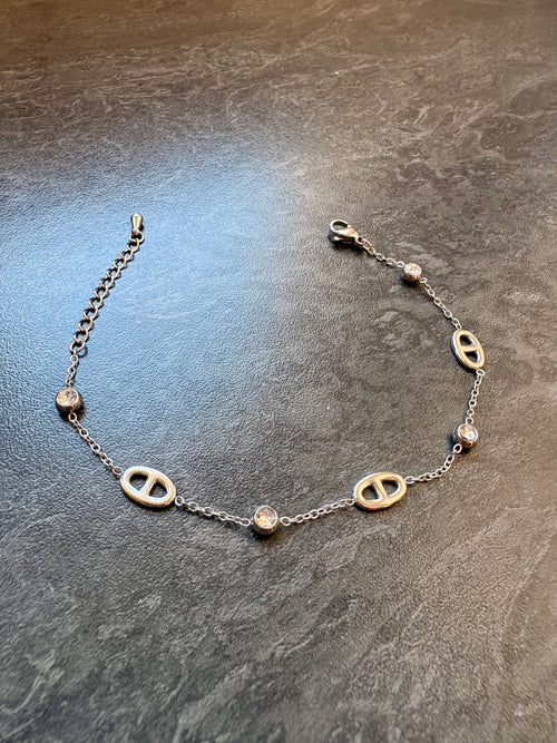 Bracelet Argenté Fin avec Strass – Élégance Minimaliste