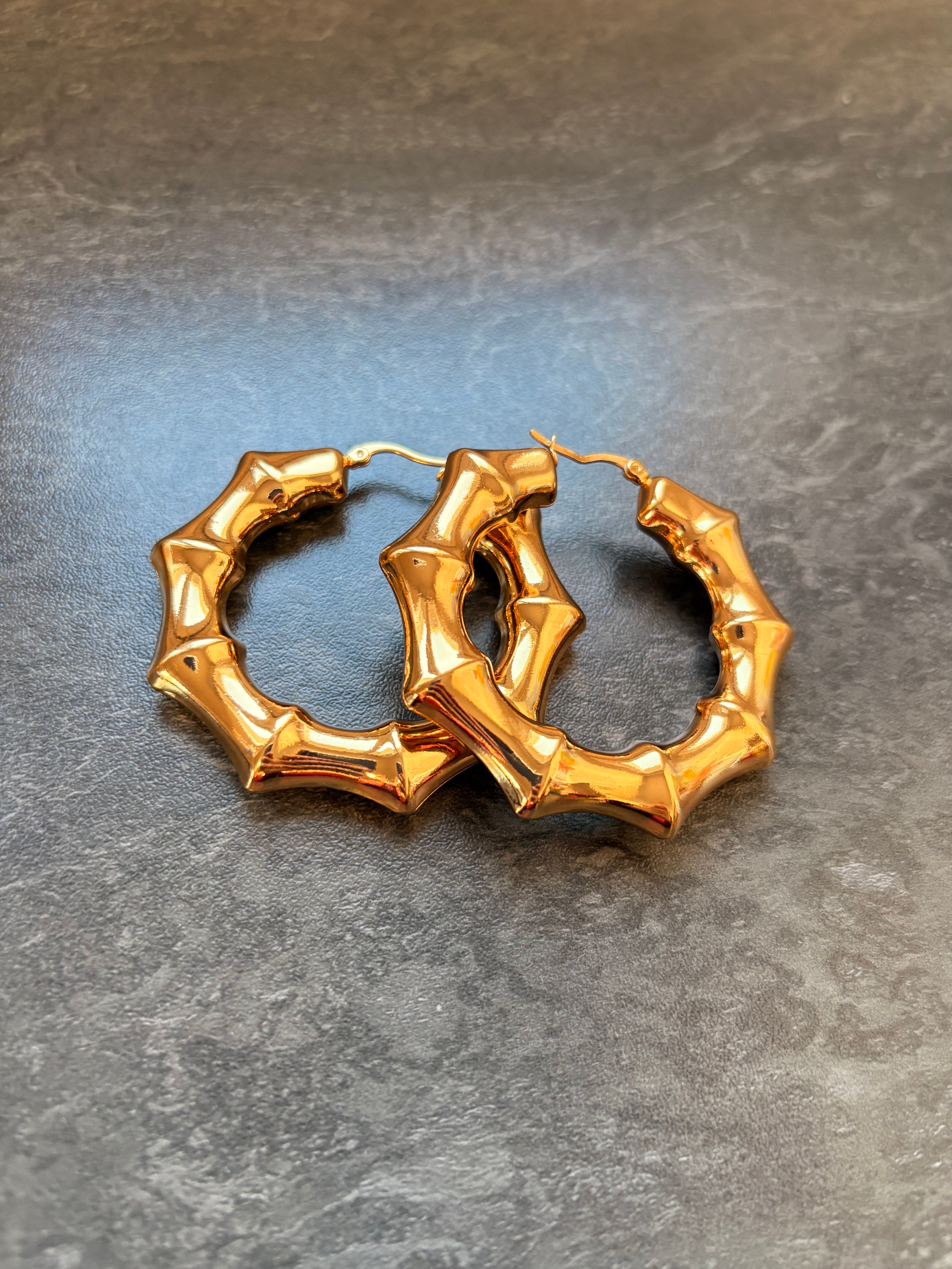 Créoles Dorées Sculptées – Look Élégant