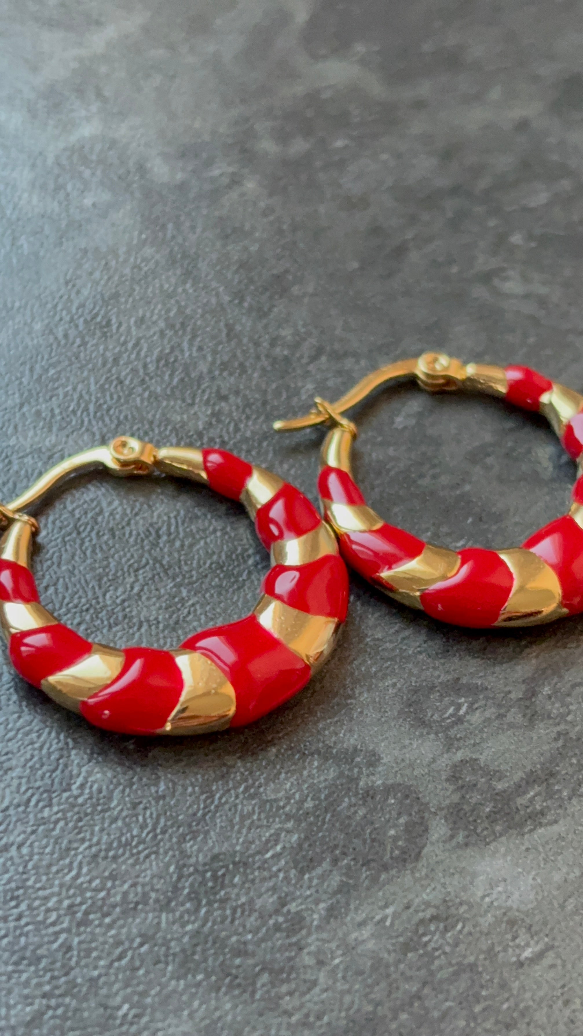 Petites Créoles Rouge et Doré – Chic et Élégantes