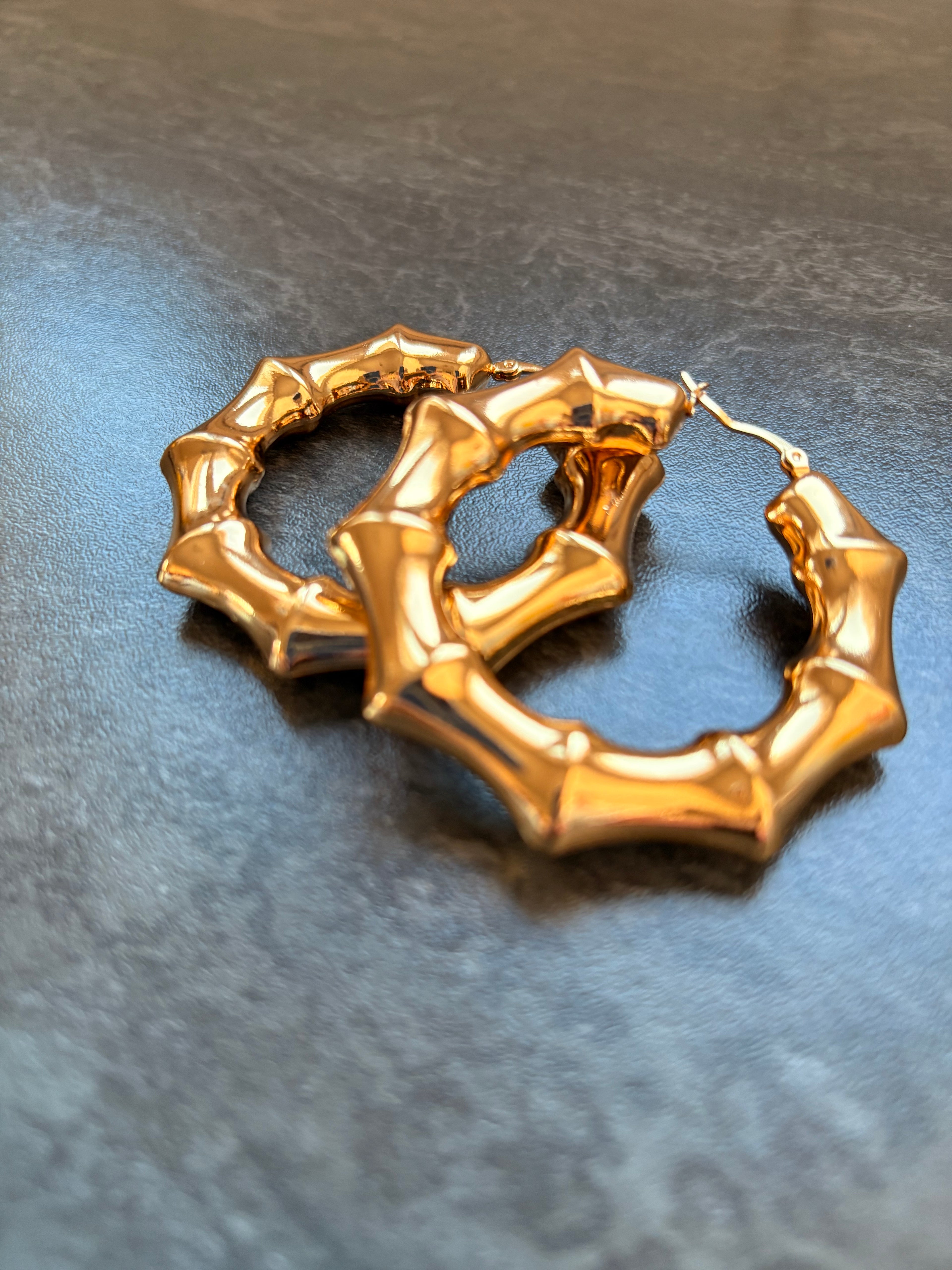 Créoles Dorées Sculptées – Look Élégant