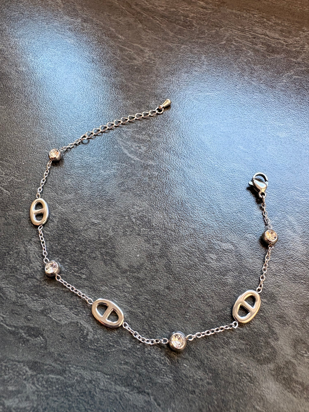Bracelet Argenté Fin avec Strass – Élégance Minimaliste