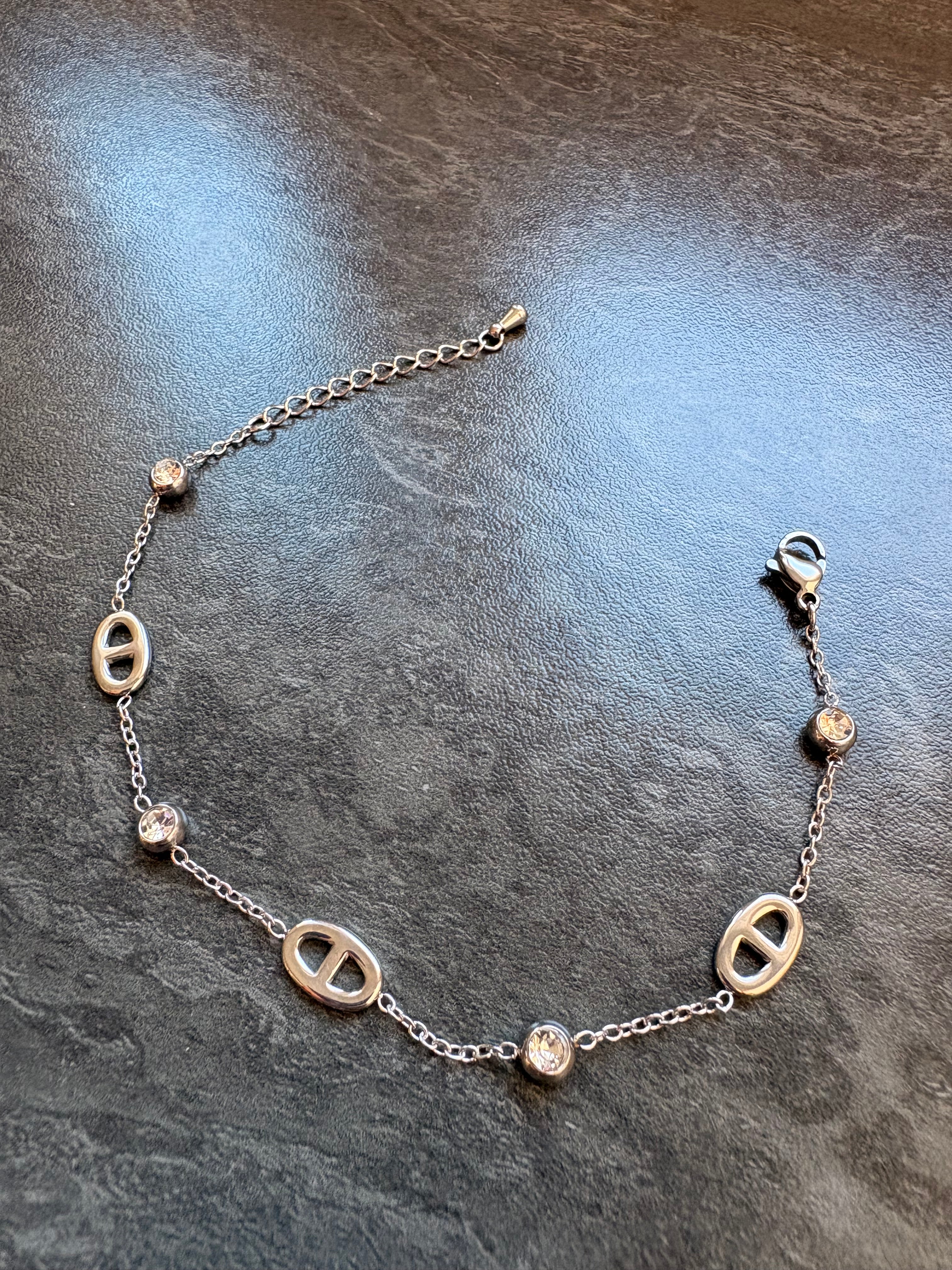 Bracelet Argenté Fin avec Strass – Élégance Minimaliste