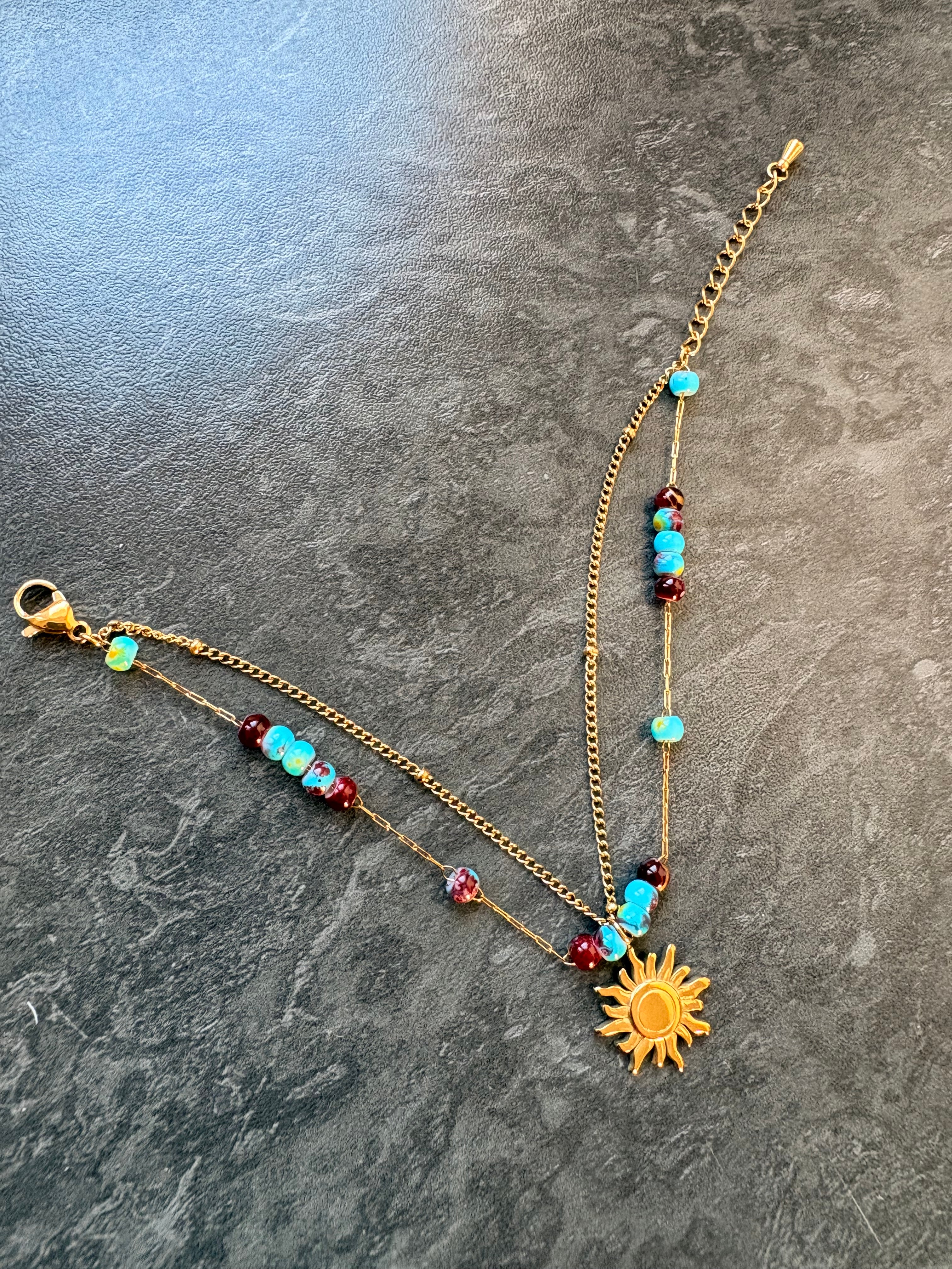 Bracelet Double Chaîne Doré avec Perles et Pendentif Soleil – Élégance Bohème