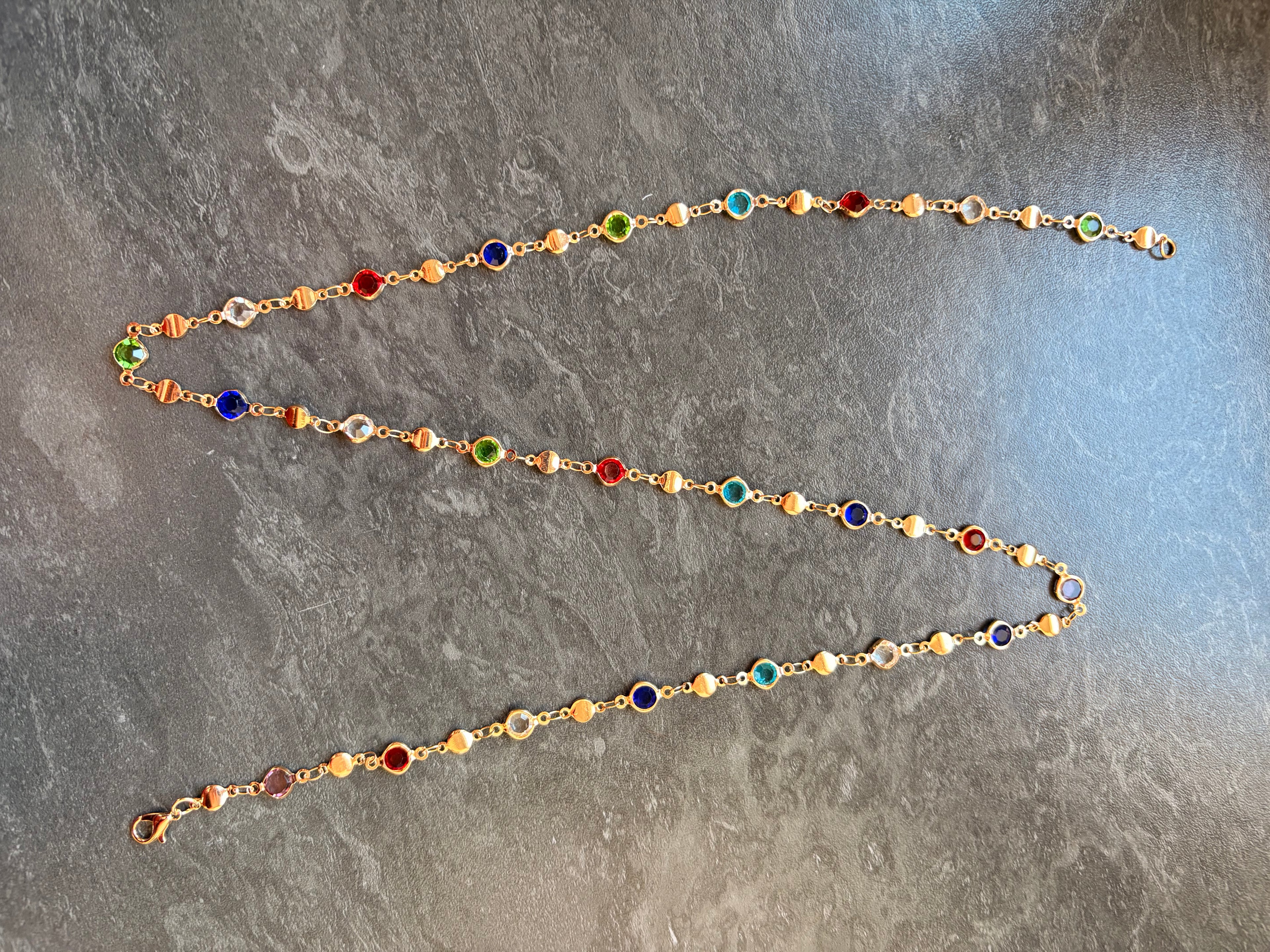 Sautoir Doré avec Perles Multicolores – Style Élégant et Coloré