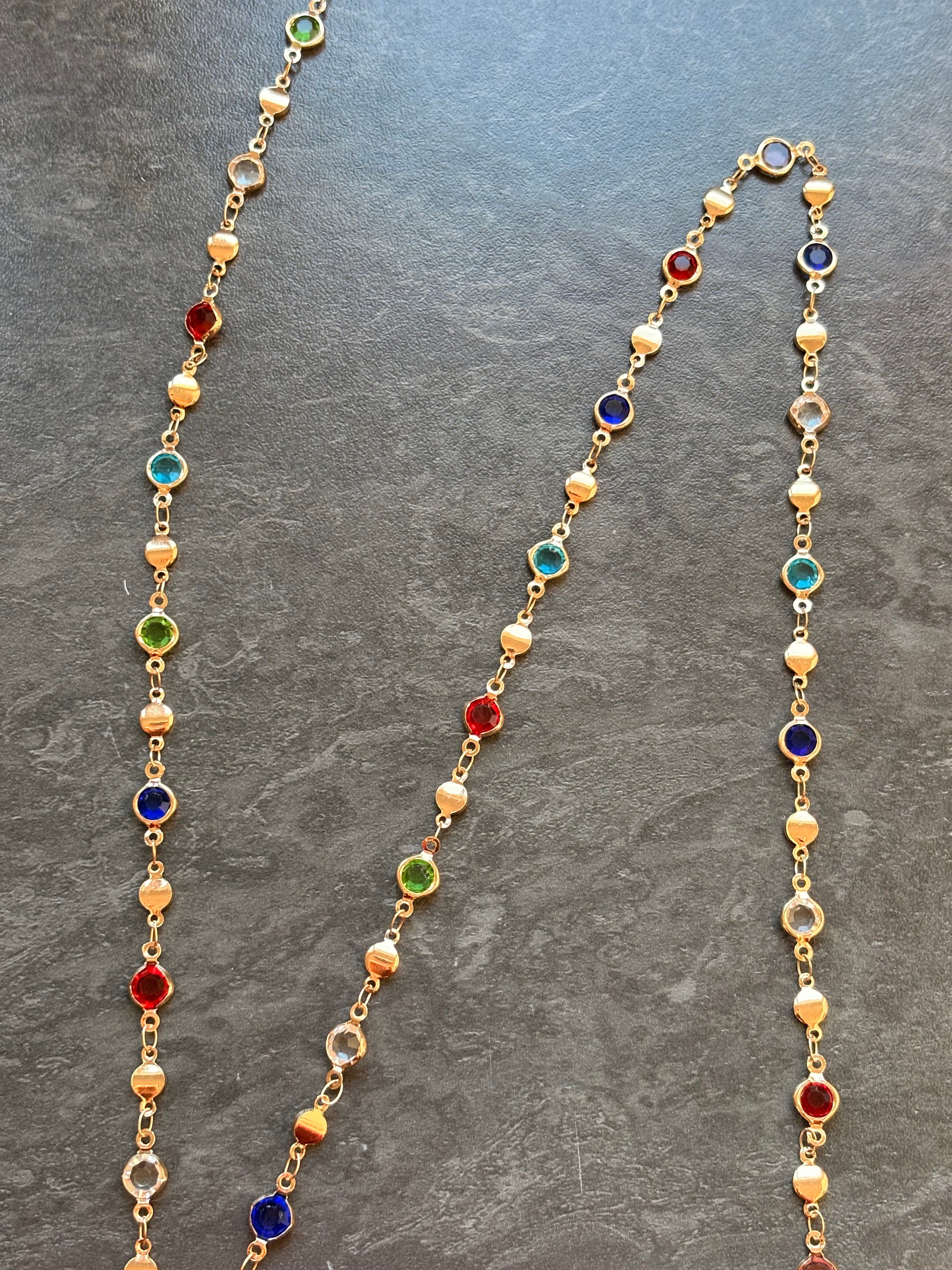 Sautoir Doré avec Perles Multicolores – Style Élégant et Coloré