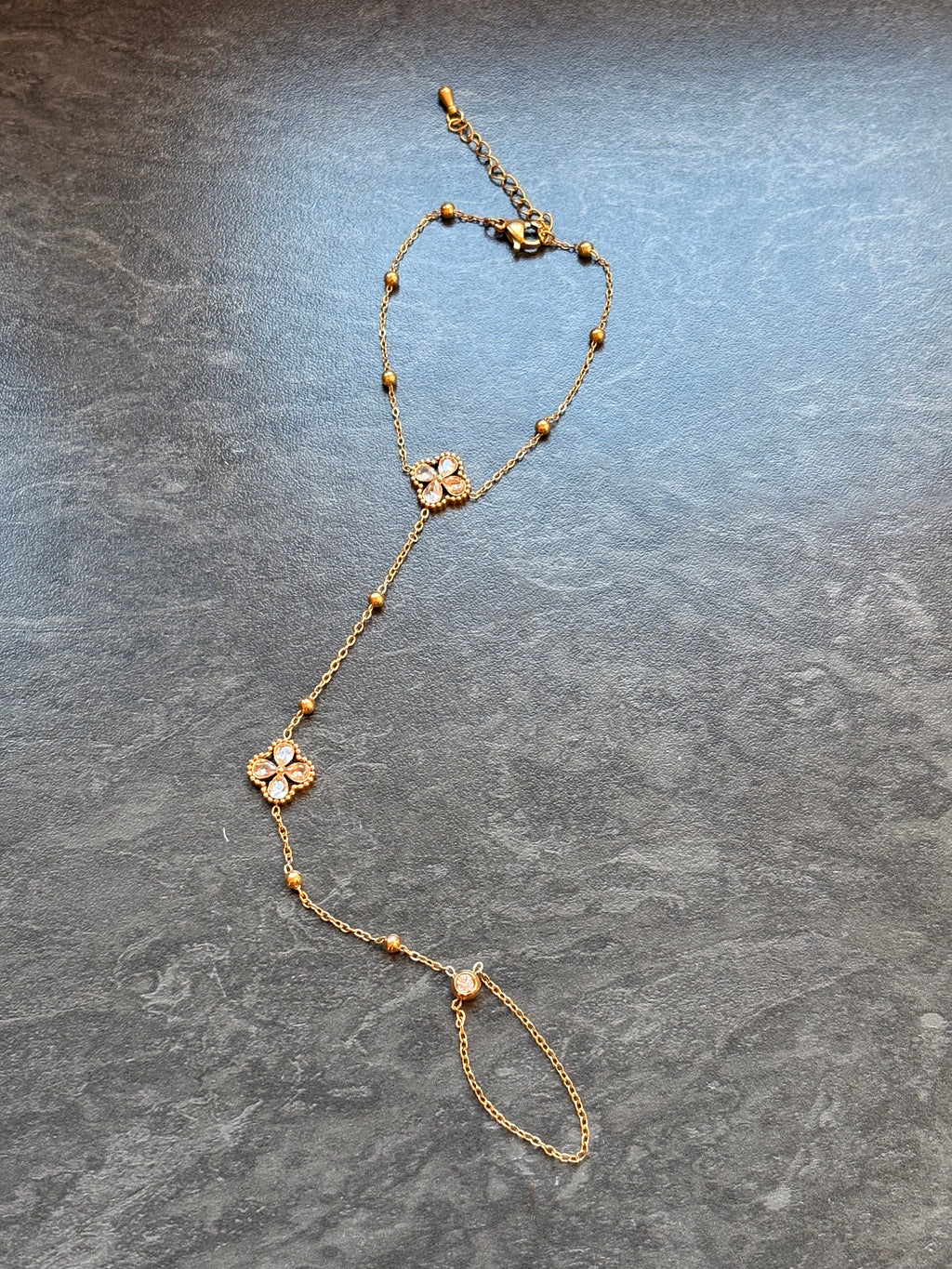 Bracelet-Bague Doré avec Motif à Strass – Style Moderne et Ajustable