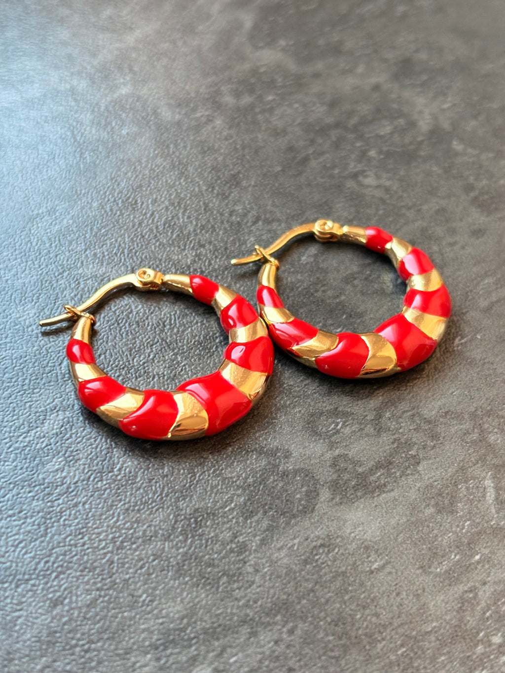 Petites Créoles Rouge et Doré – Chic et Élégantes