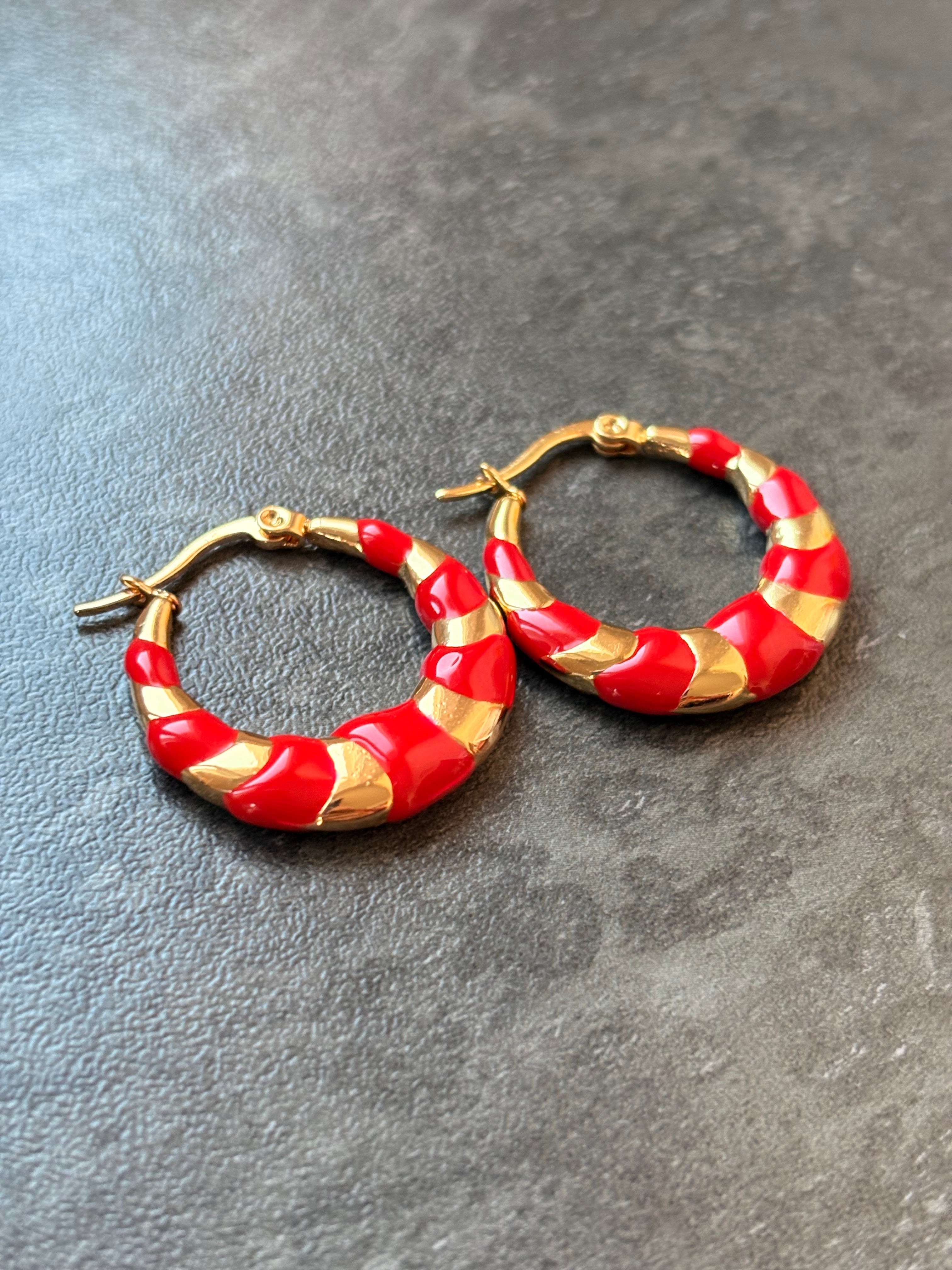 Petites Créoles Rouge et Doré – Chic et Élégantes