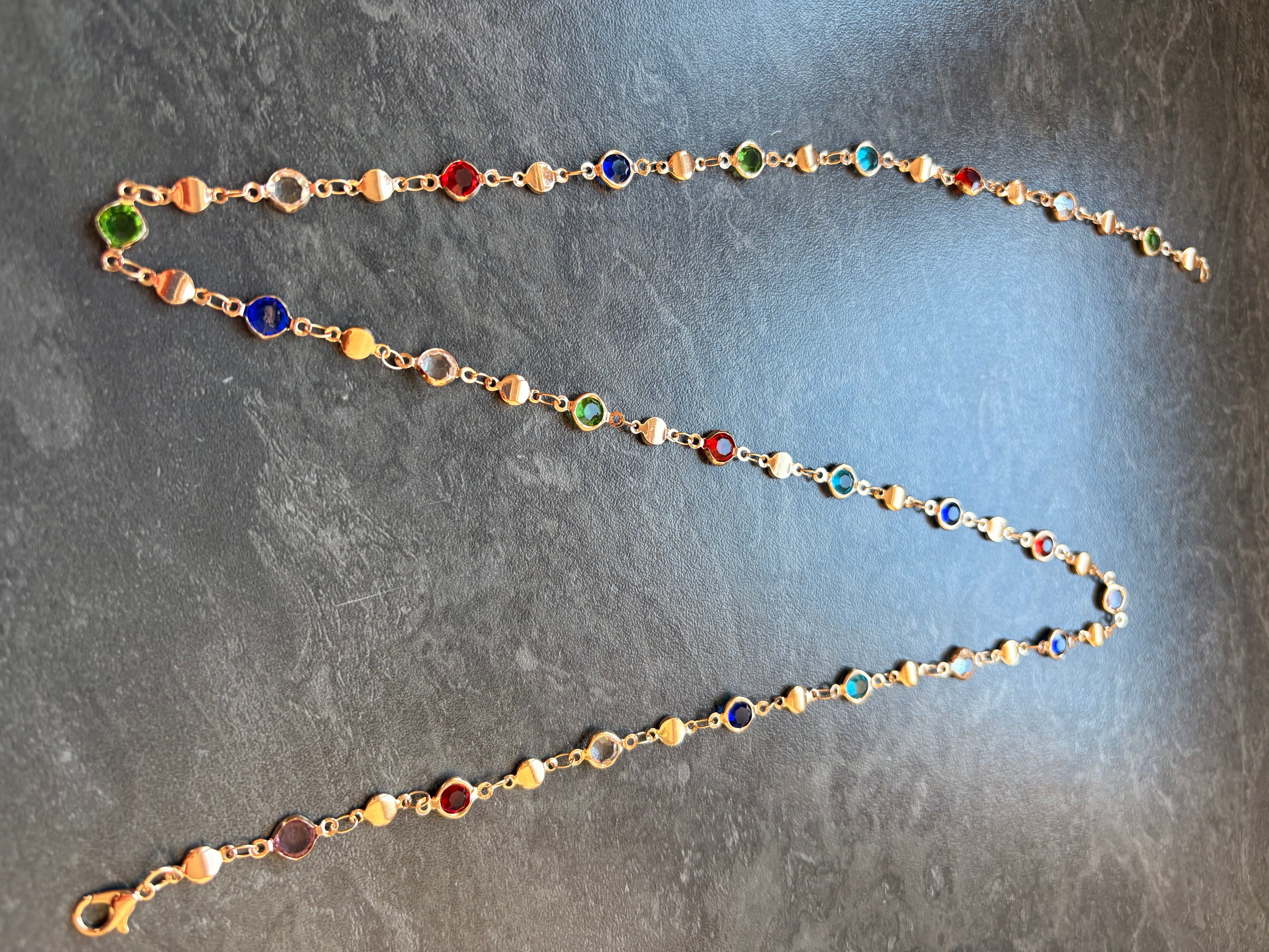 Sautoir Doré avec Perles Multicolores – Style Élégant et Coloré