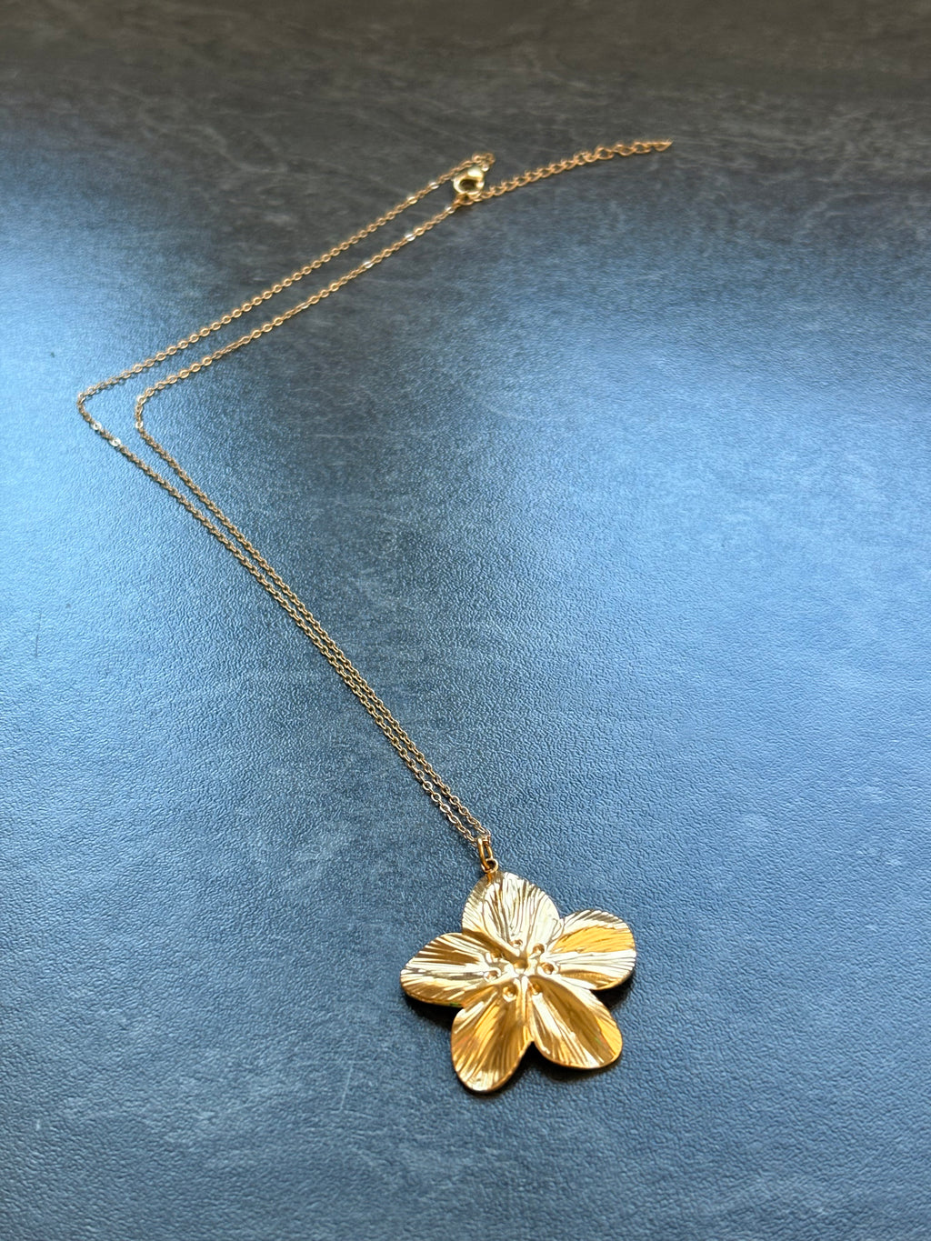 Sautoir Doré Fleur en Acier Inoxydable